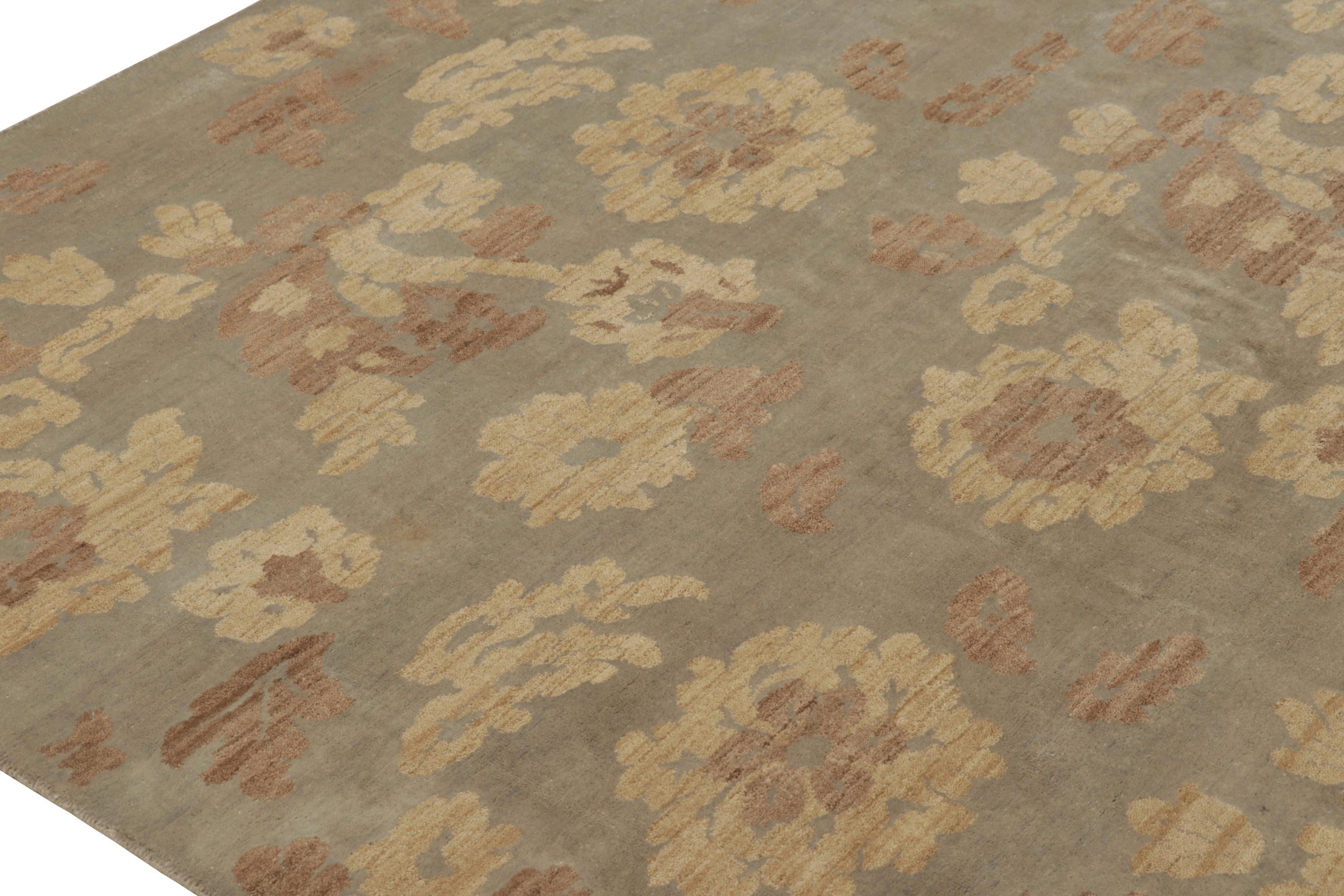 Moderno Rug & Kilim è un tappeto contemporaneo fatto a mano con motivo floreale beige e marrone. in vendita
