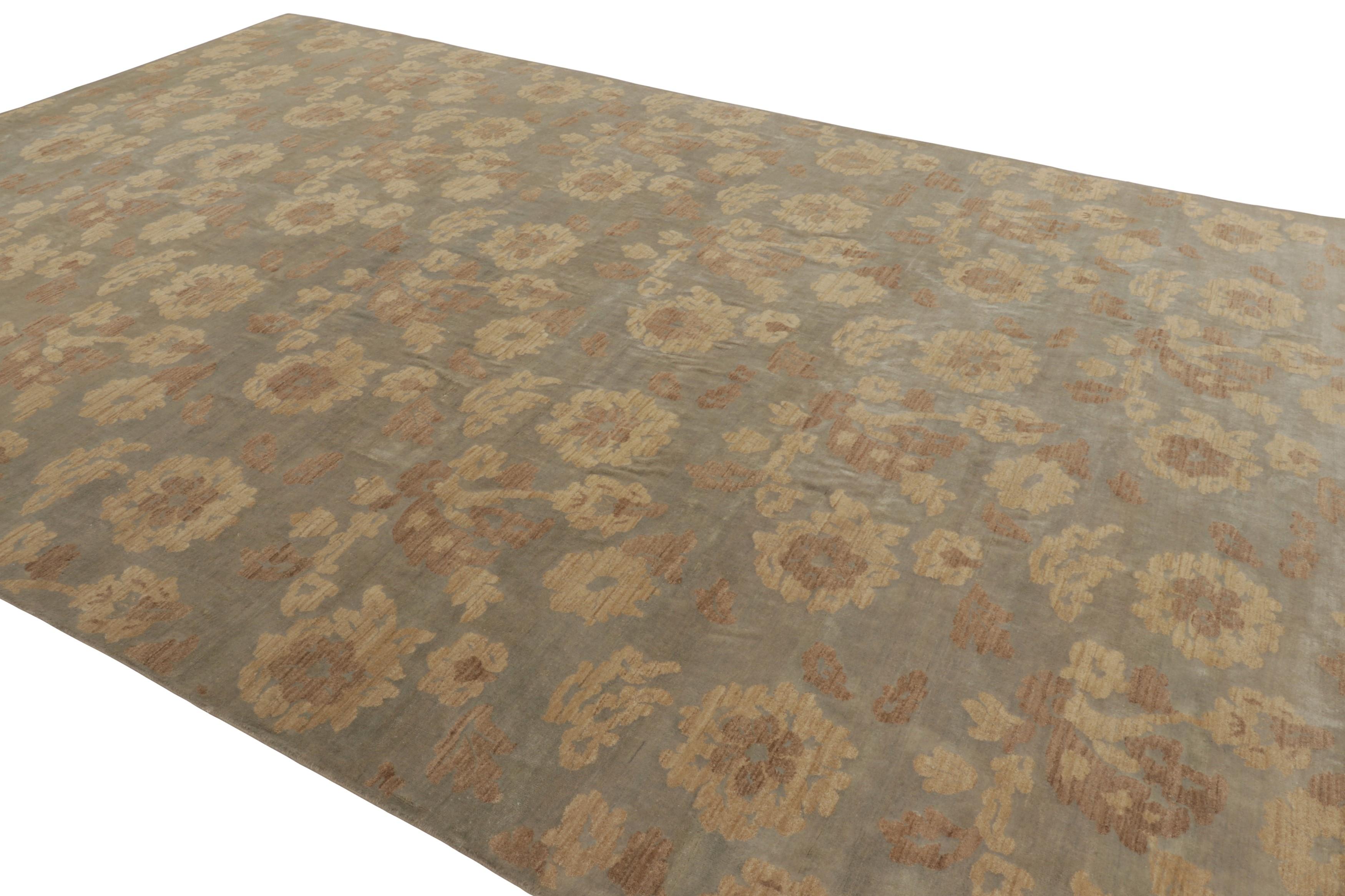 Annodato a mano Rug & Kilim è un tappeto contemporaneo fatto a mano con motivo floreale beige e marrone. in vendita