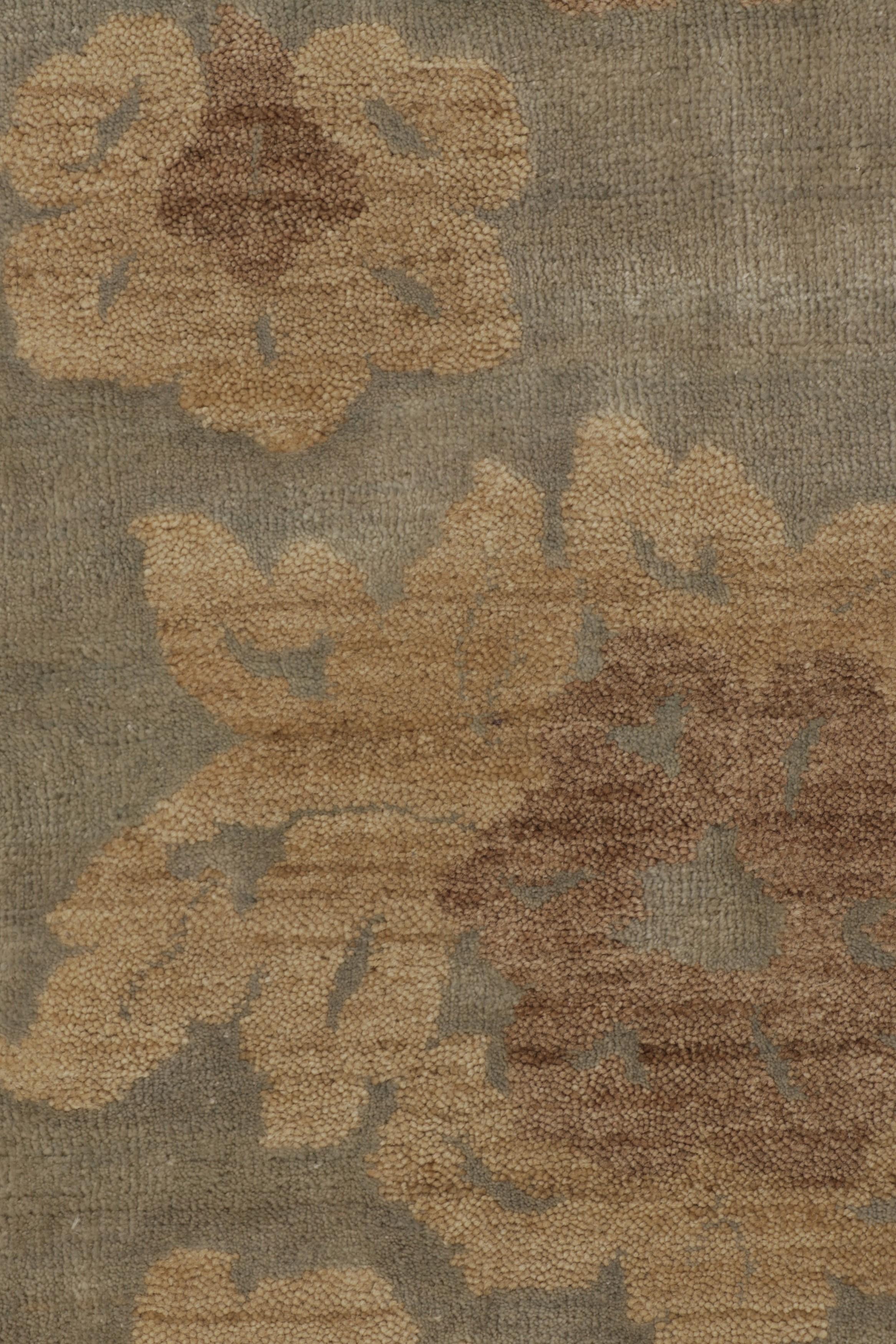 Rug & Kilim è un tappeto contemporaneo fatto a mano con motivo floreale beige e marrone. In condizioni Nuovo in vendita a Long Island City, NY
