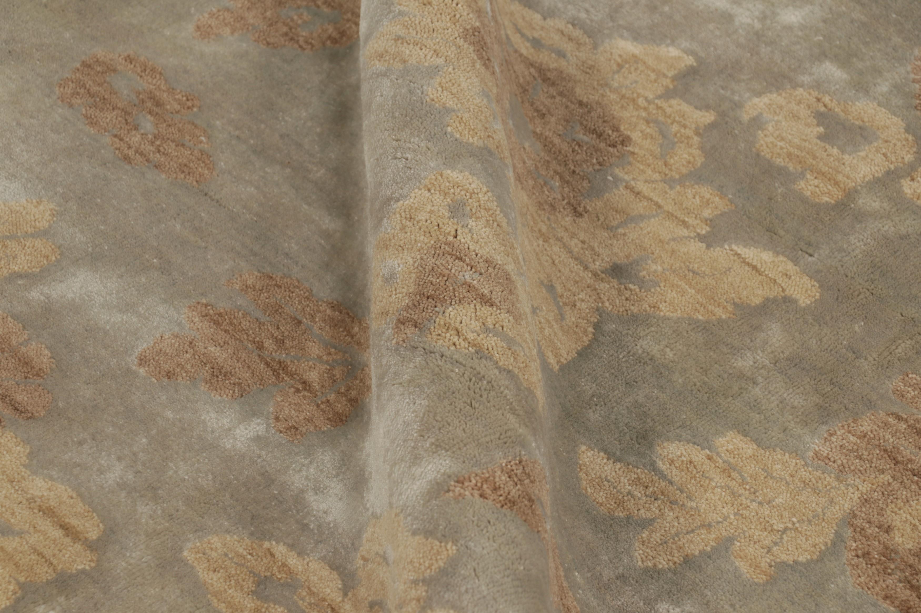 XXI secolo e contemporaneo Rug & Kilim è un tappeto contemporaneo fatto a mano con motivo floreale beige e marrone. in vendita