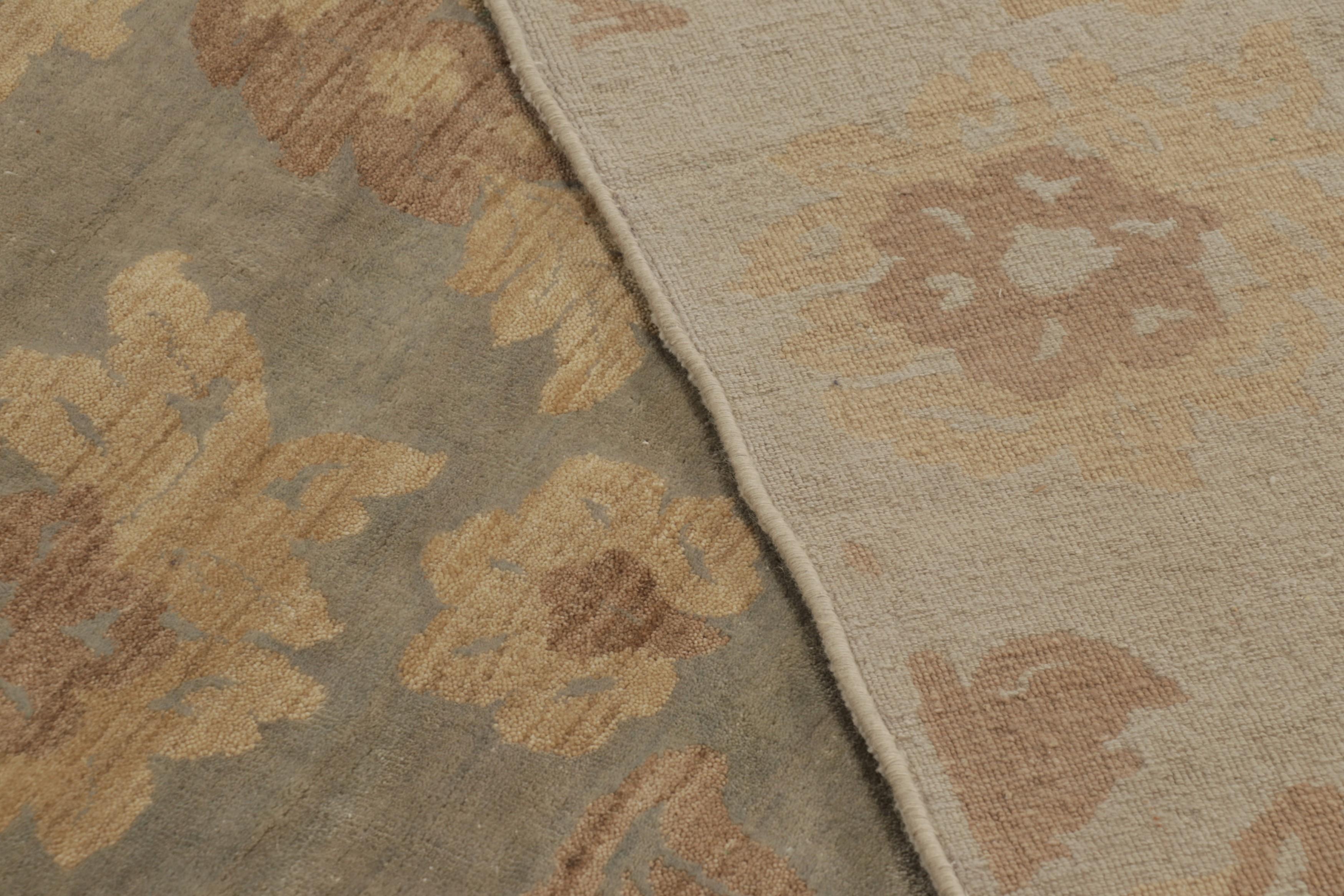 Filato Rug & Kilim è un tappeto contemporaneo fatto a mano con motivo floreale beige e marrone. in vendita