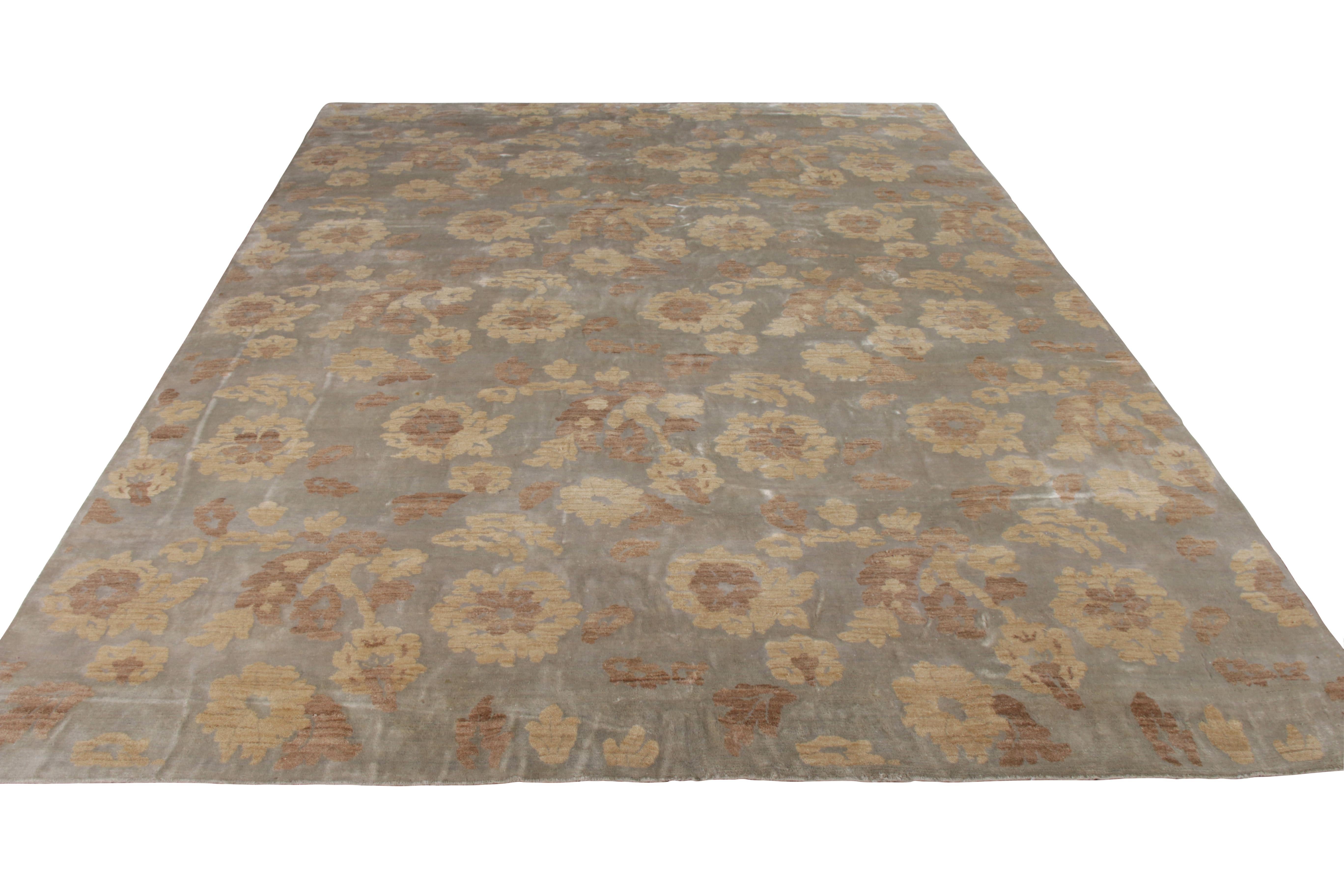 Handgefertigter Contemporary-Teppich von Rug & Kilim in Beige Brown mit Blumenmuster (Moderne) im Angebot