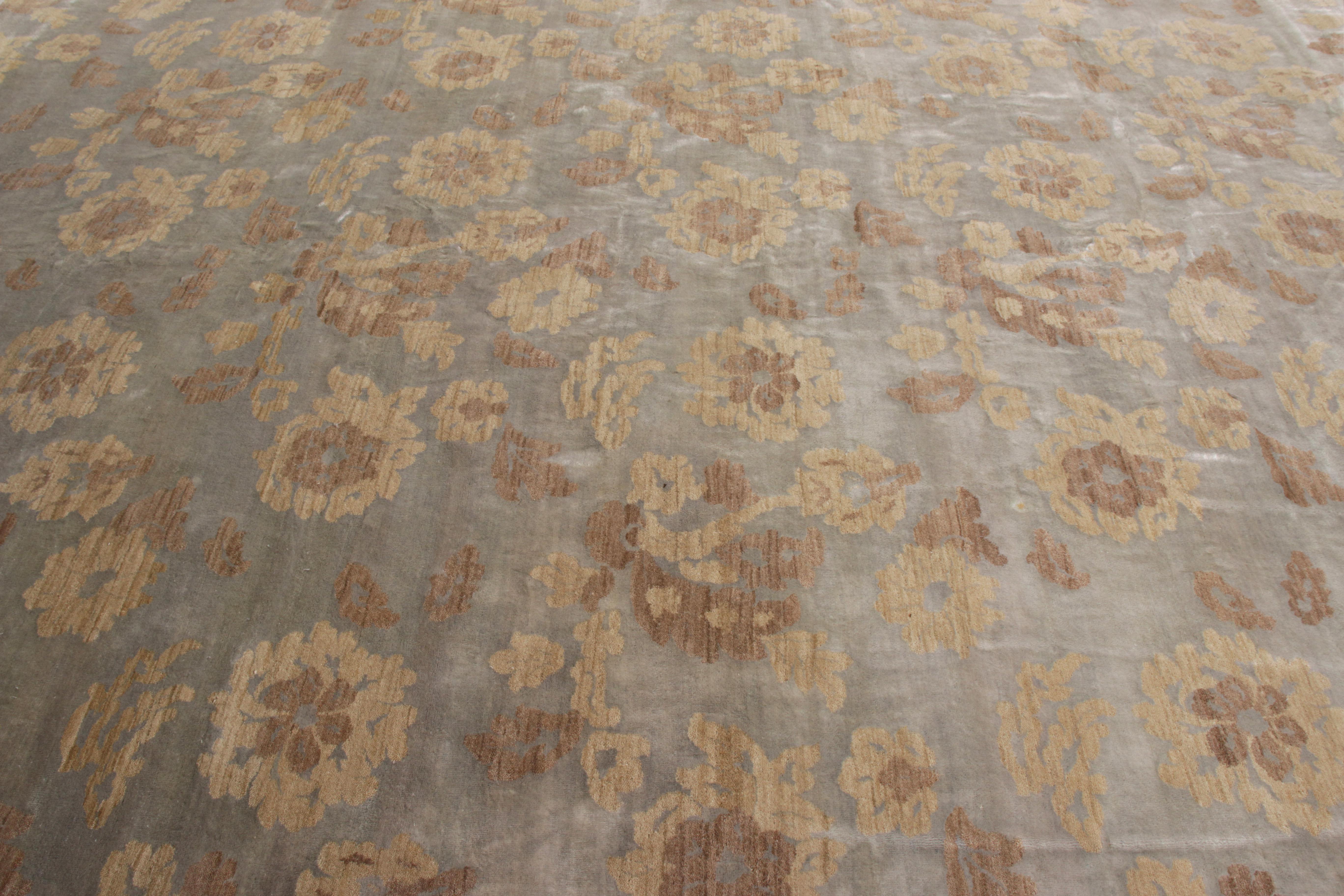 Handgefertigter Contemporary-Teppich von Rug & Kilim in Beige Brown mit Blumenmuster (Indisch) im Angebot