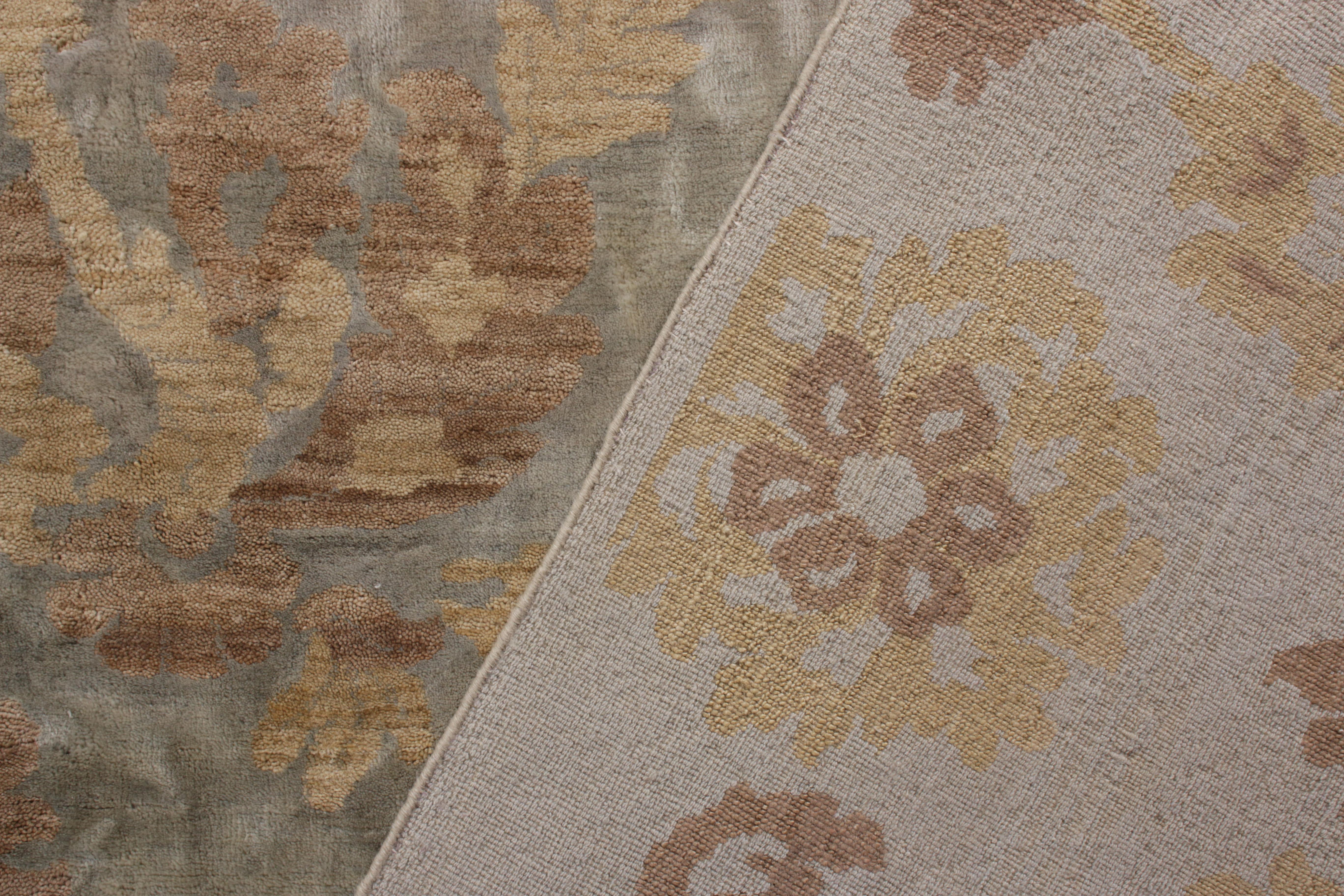 Handgefertigter Contemporary-Teppich von Rug & Kilim in Beige Brown mit Blumenmuster (Handgeknüpft) im Angebot