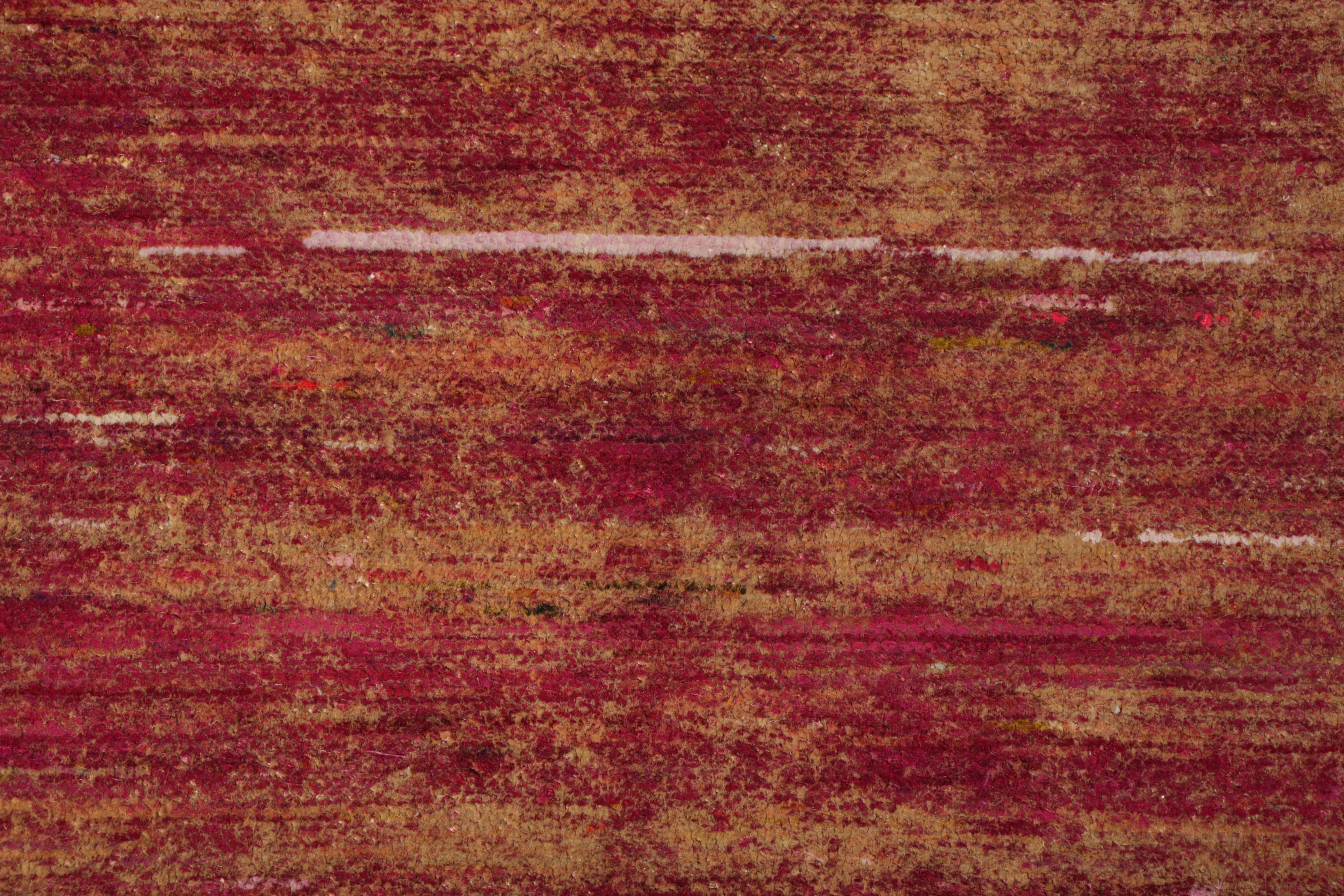 Népalais Rug & Kilim's Handmade Modern Rug Red and Gold Abrashed Striped Pattern (tapis moderne fait main à motifs rayés rouge et or) en vente