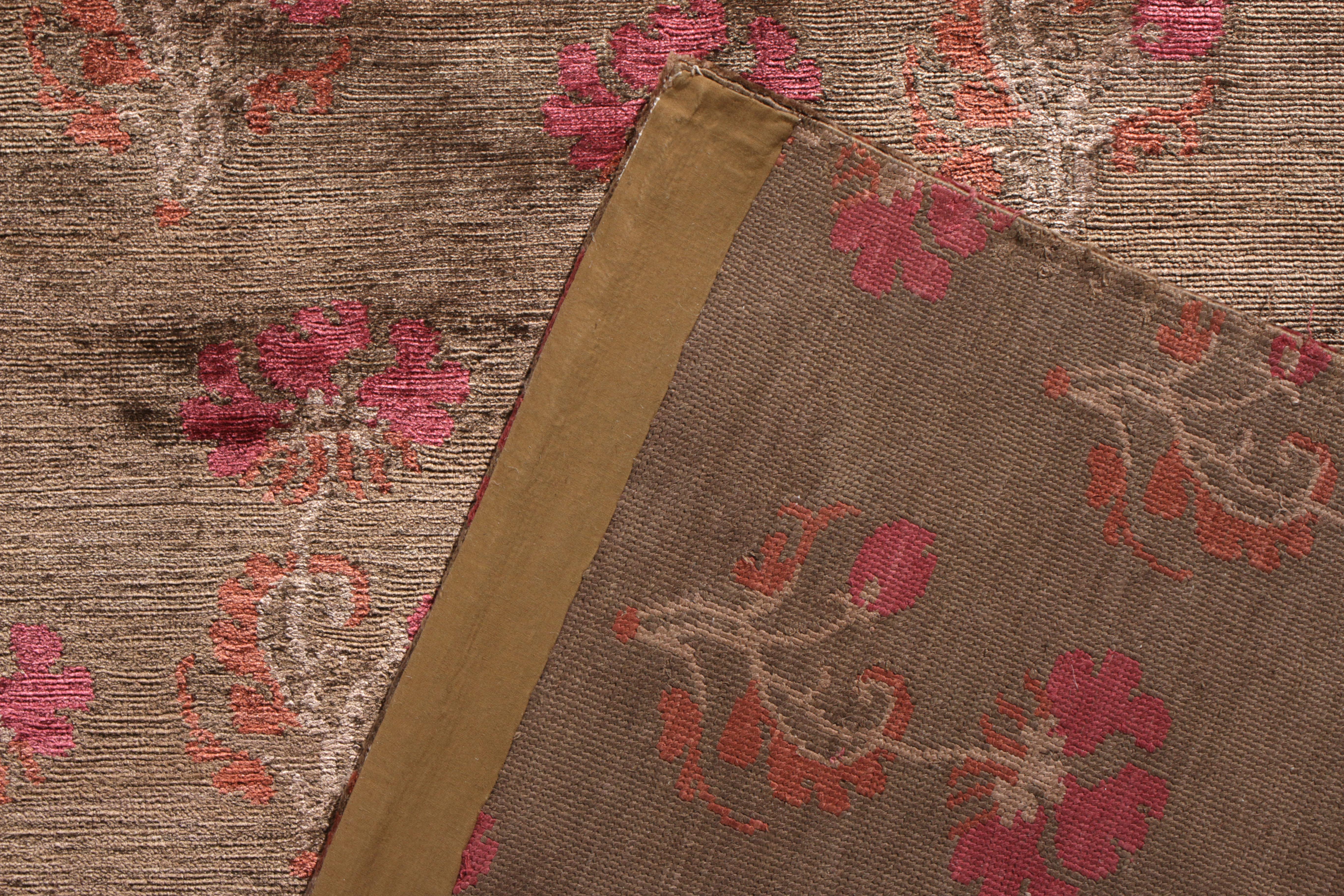 Annodato a mano Rug & Kilim è un tappeto di transizione fatto a mano con motivo floreale marrone e rosa. in vendita