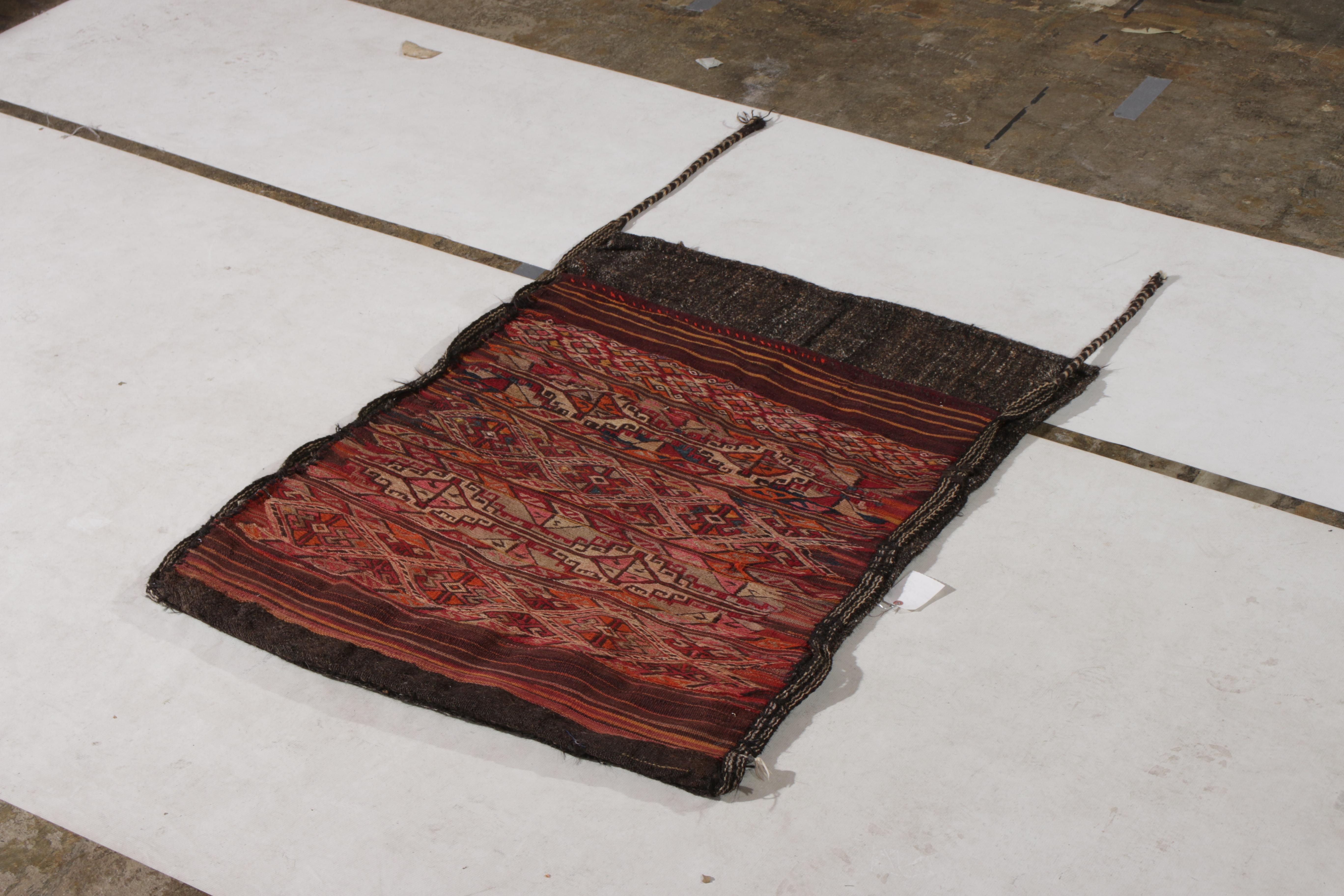 Dieser handgefertigte Flachgewebe-Teppich aus Wolle ist ein klassisches Flachgewebe-Taschendesign, das in einem neuen Medium neu interpretiert wurde, das sich sowohl für den Boden als auch für wandhängende Projekte in 3 x 3 eignet.

Über das