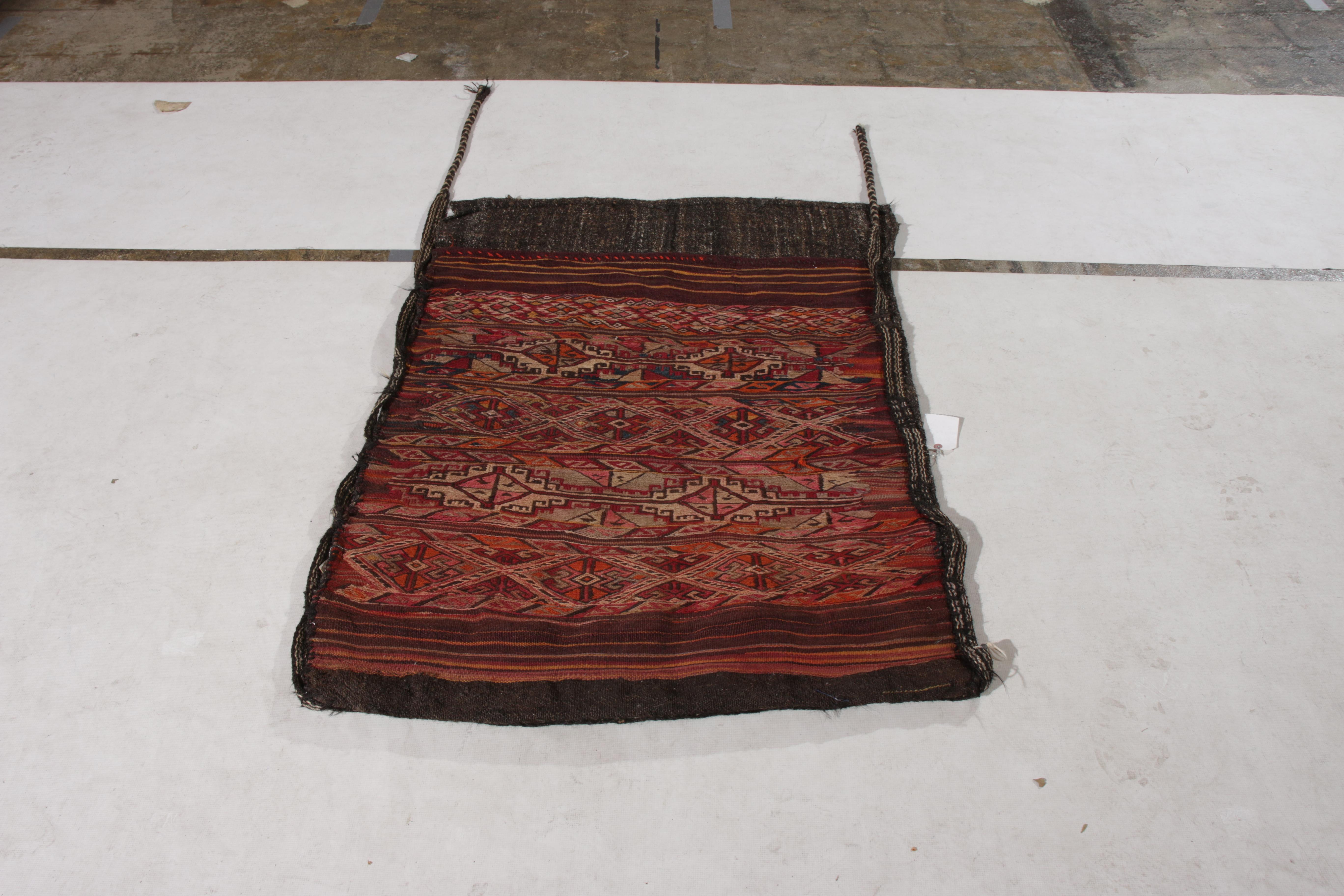 Handgefertigter Stammes-Kelim-Teppich, geschichteter Sammlerstück, roter Teppich mit Verzierungen (Türkisch) im Angebot