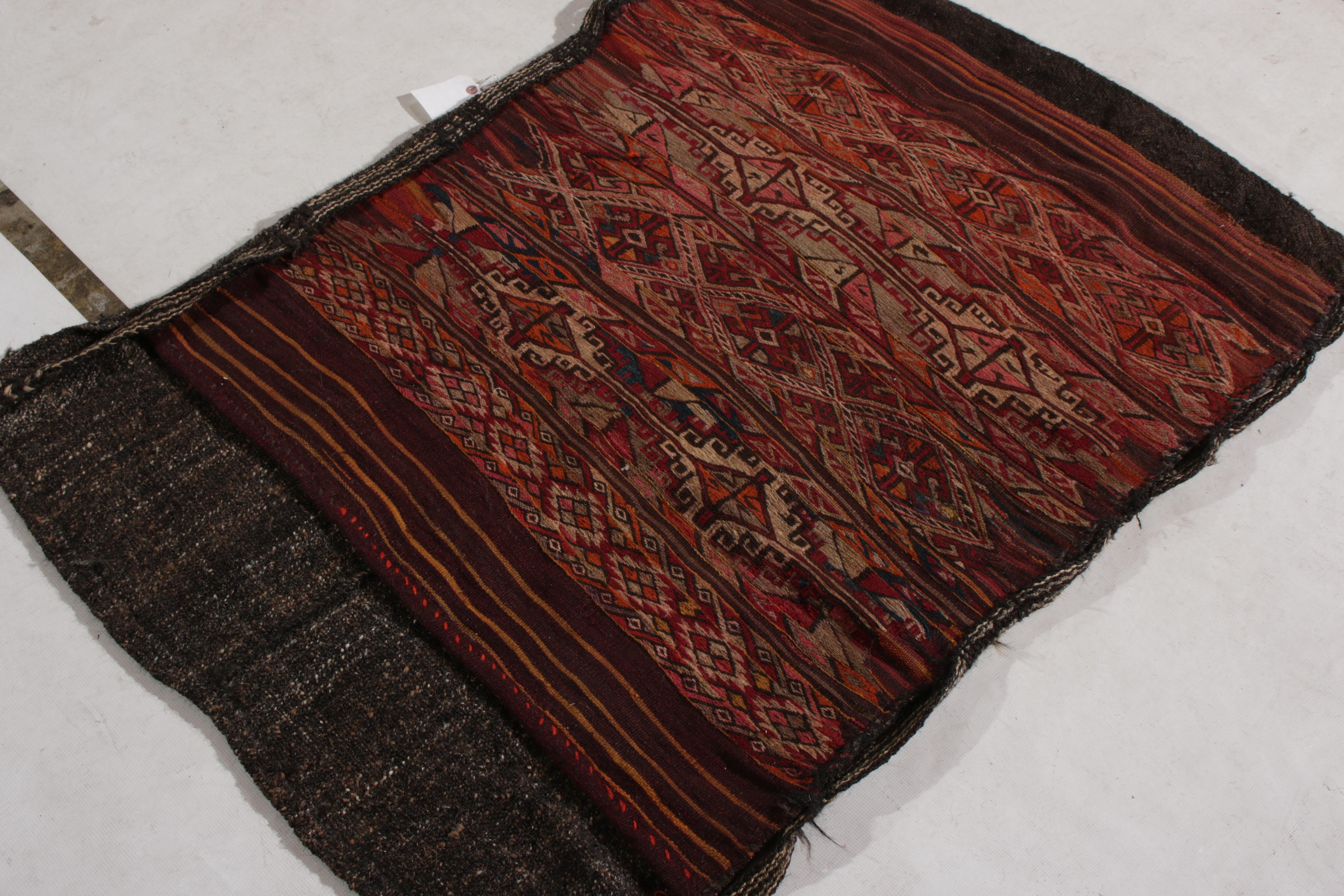 Handgefertigter Stammes-Kelim-Teppich, geschichteter Sammlerstück, roter Teppich mit Verzierungen (Handgewebt) im Angebot