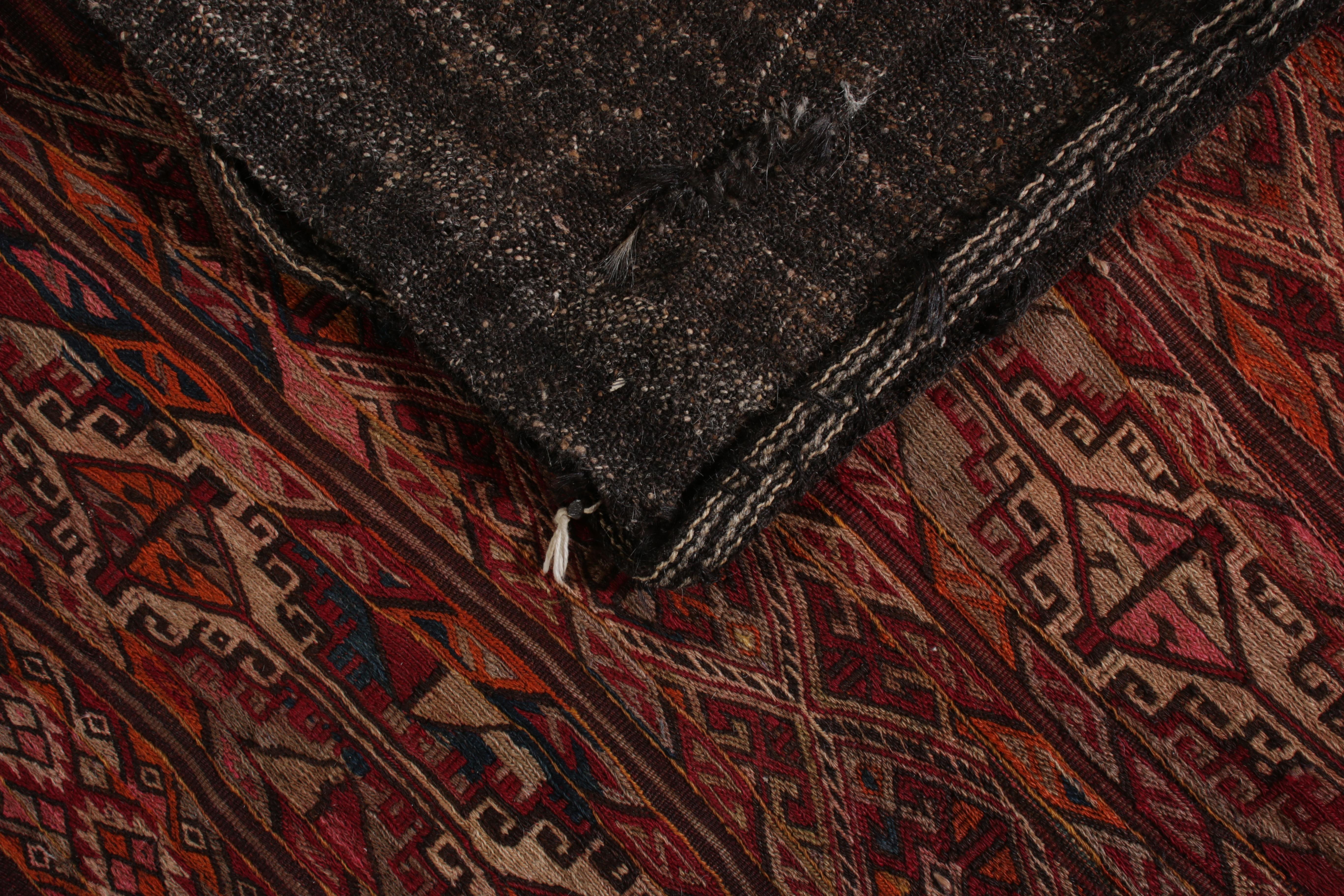 Handgefertigter Stammes-Kelim-Teppich, geschichteter Sammlerstück, roter Teppich mit Verzierungen im Zustand „Gut“ im Angebot in Long Island City, NY