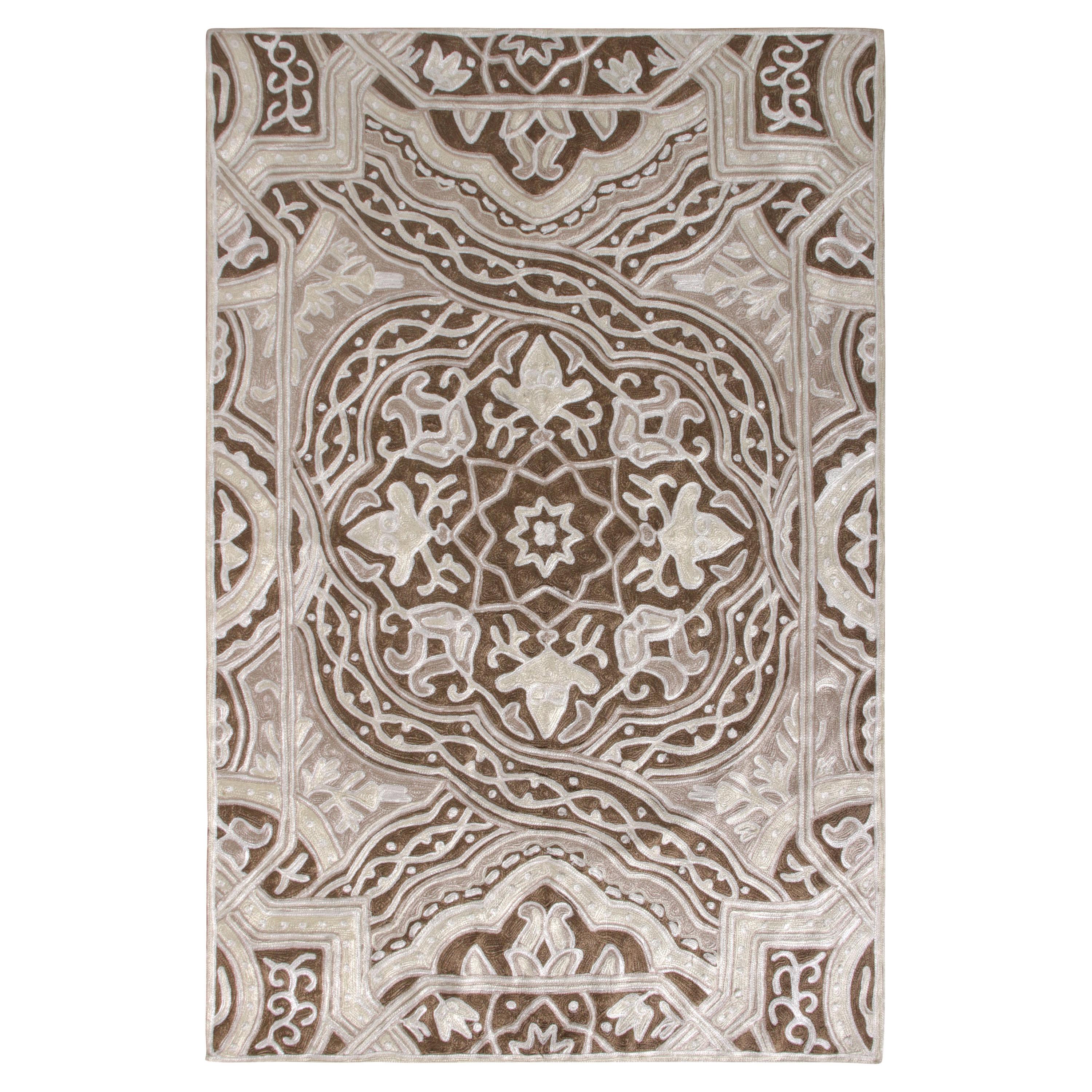 Diseño de punto de cadeneta tejido a mano por Rug & Kilim en marrón y blanco en venta