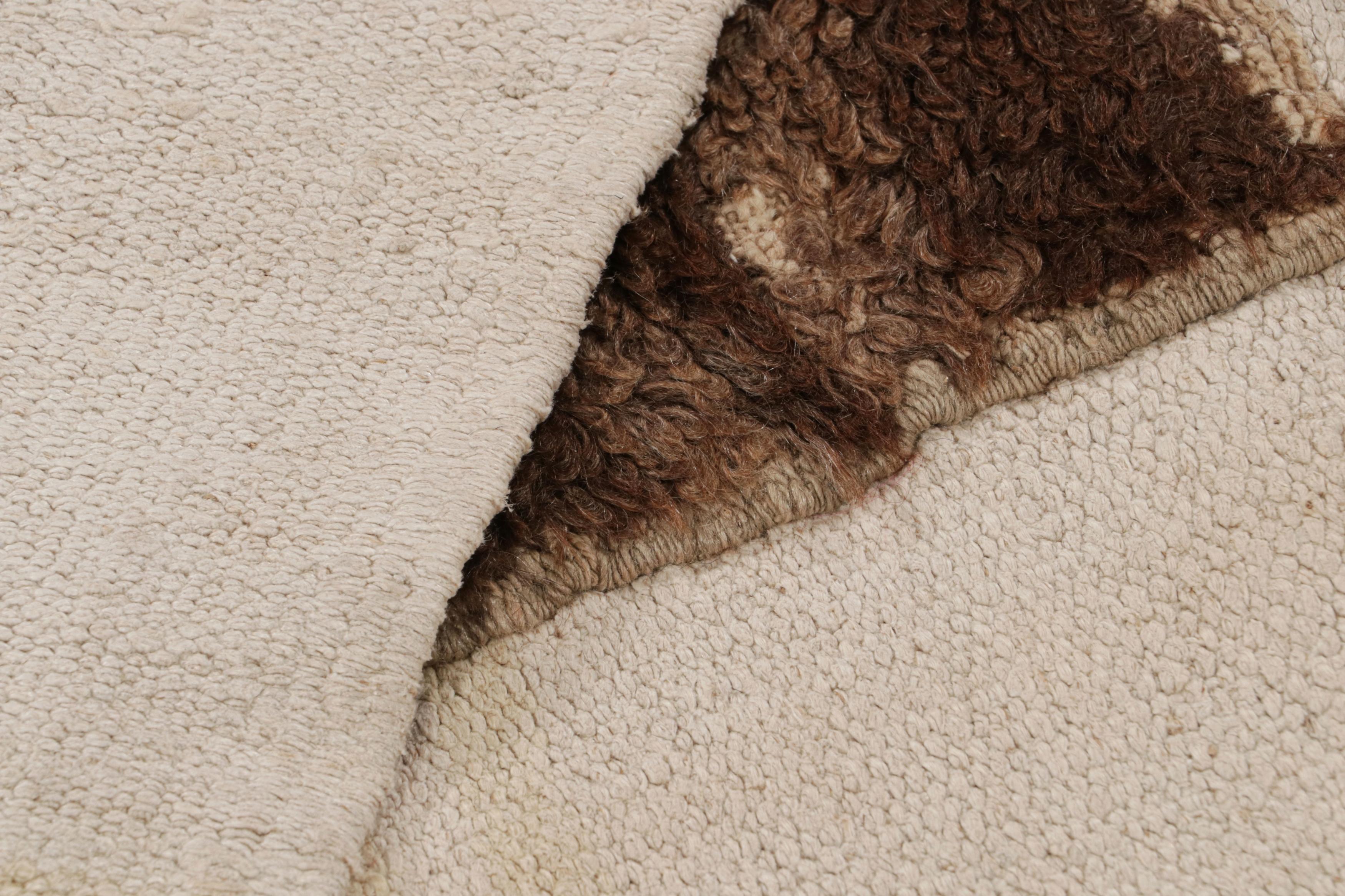 Handgewebter moderner Teppich- und Kelim-Teppich in Hoch- und Niedrigbraun auf Weiß (Wolle) im Angebot