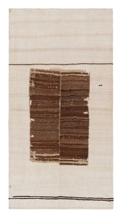 Handgewebter moderner Teppich- und Kelim-Teppich in Hoch- und Niedrigbraun auf Weiß