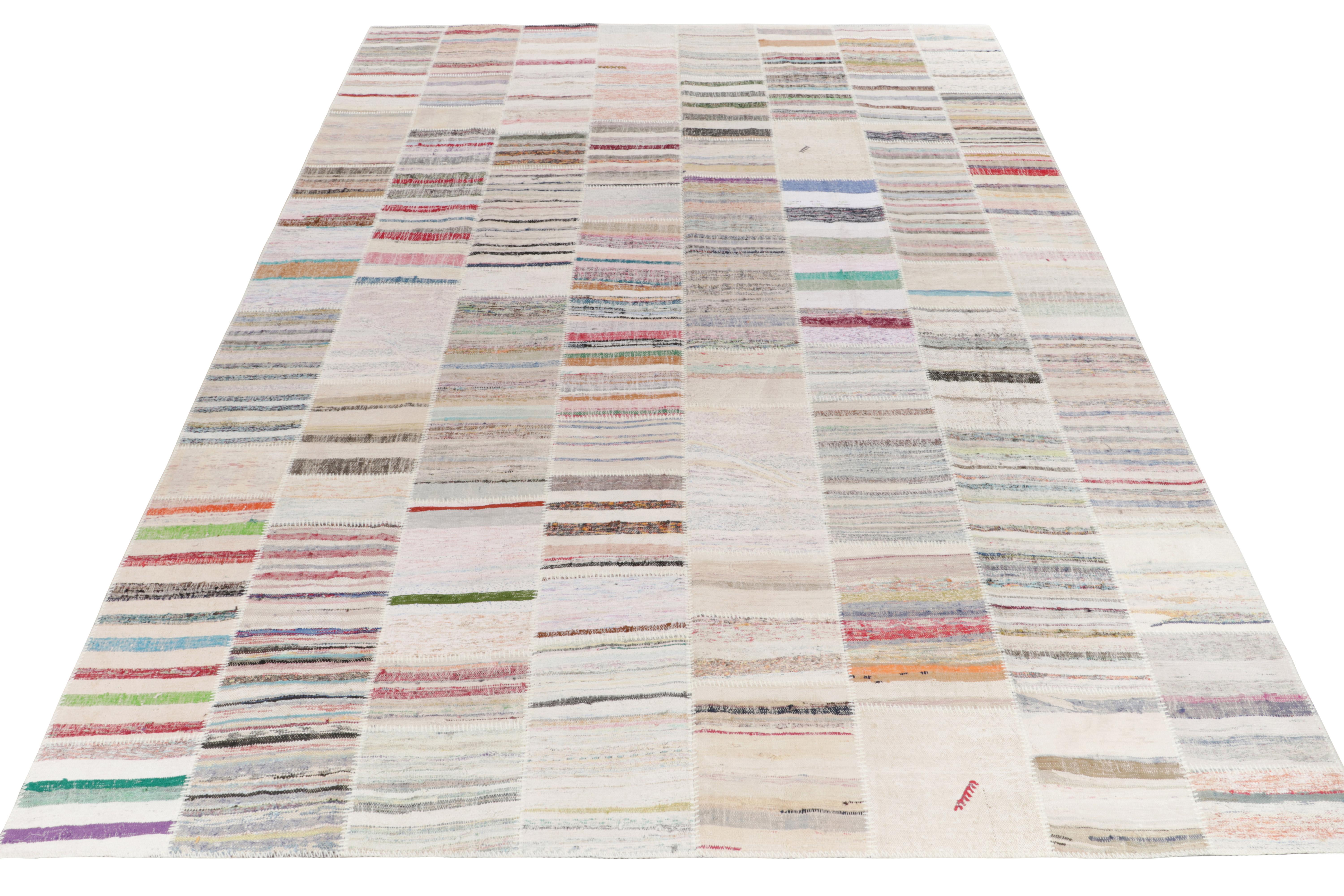 Rug & Kilim ist stolz darauf, seine künstlerische Vision von Patchwork-Kelims zu präsentieren, die Vintage-Garne zu einzigartigen Kunstwerken umgestalten. Dieses Flachgewebe im Format 10x14 weist ein gestreiftes Muster auf, das in verschiedenen