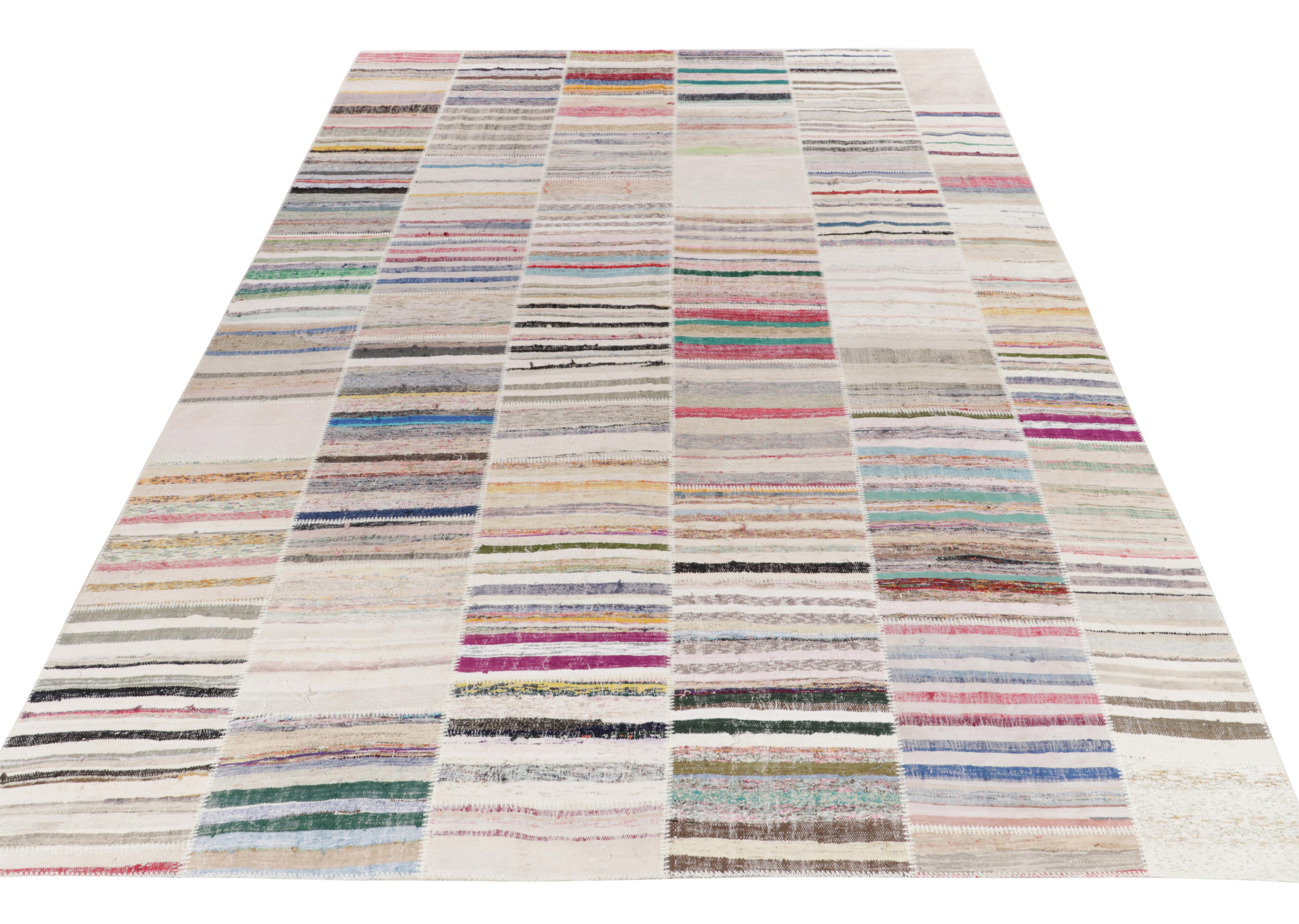 Rug & Kilim ist stolz darauf, seine künstlerische Vision von Patchwork-Kelims zu präsentieren, die Vintage-Garne zu einzigartigen Kunstwerken umgestalten. Dieses 10x14 große Sammlerstück zeichnet sich durch ein gestreiftes Muster aus, das in
