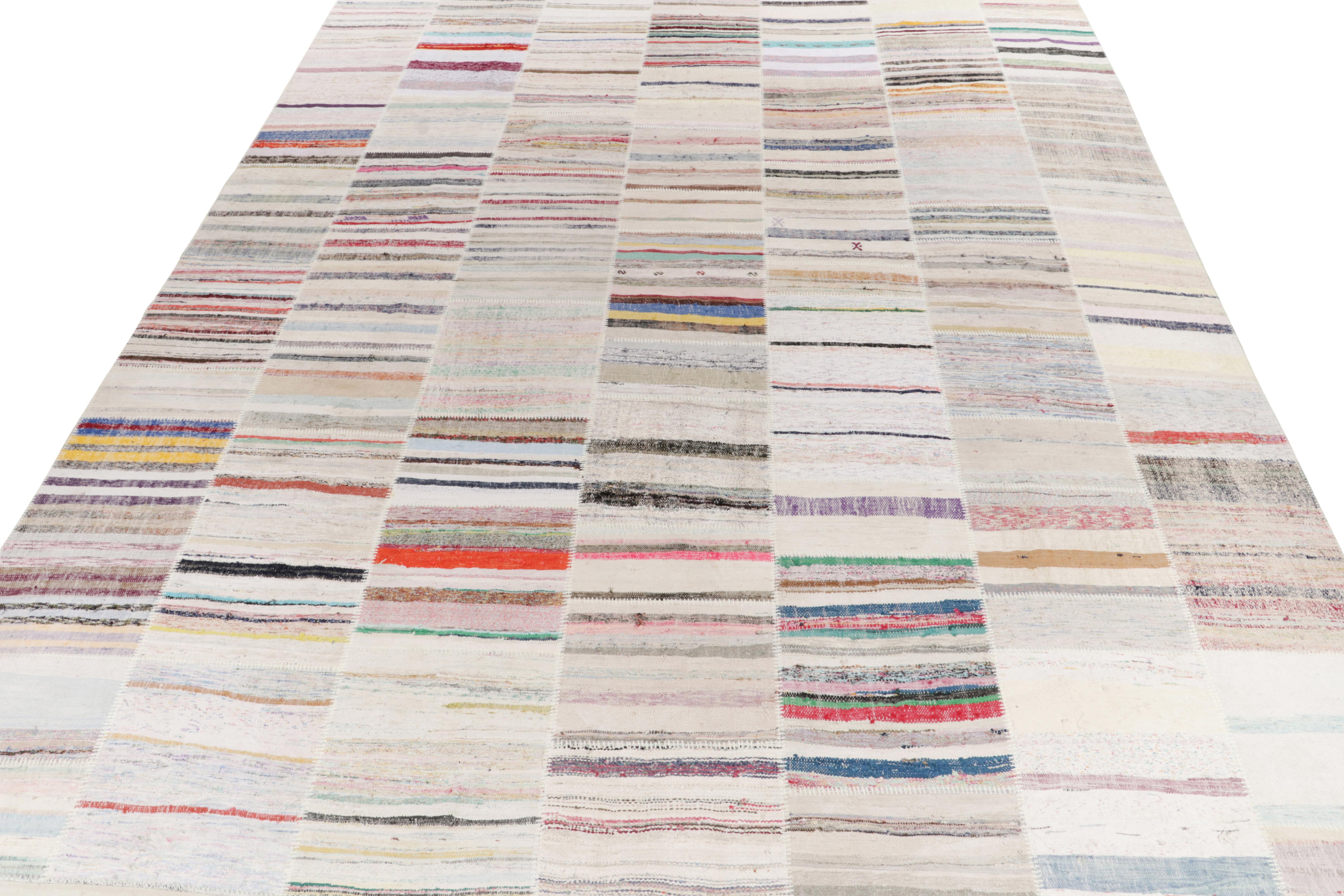 Rug & Kilim est fier de présenter sa vision artistique du kilim patchwork qui réimagine les fils vintage en pièces d'art uniques. Ce tissage plat 12x15 présente un motif strié qui donne une impression de mouvement dans des tons variés sur toute