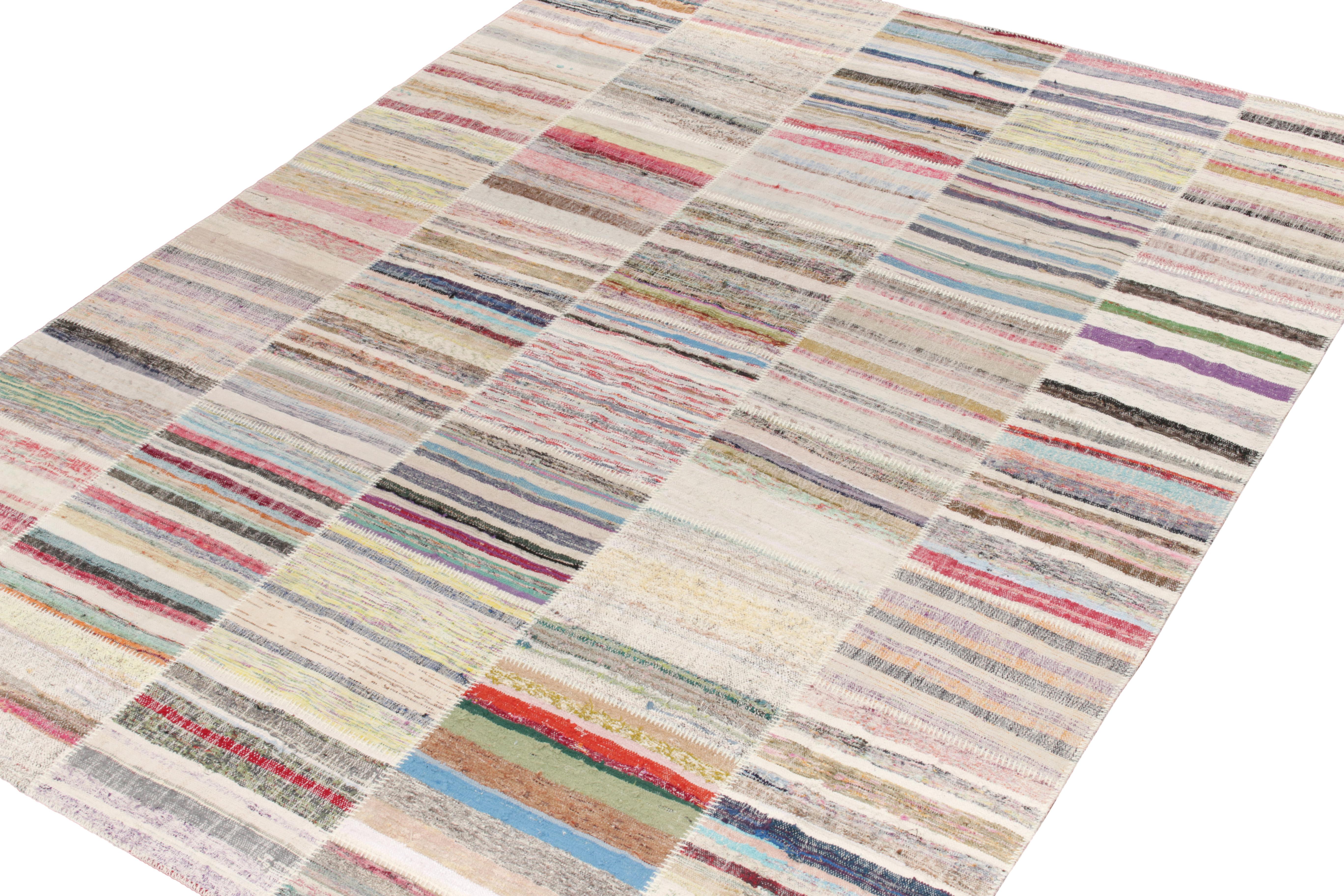 Rug & Kilim's handgewebter moderner Patchwork-Kilimteppich in mehrfarbiger Streifung (Moderne) im Angebot