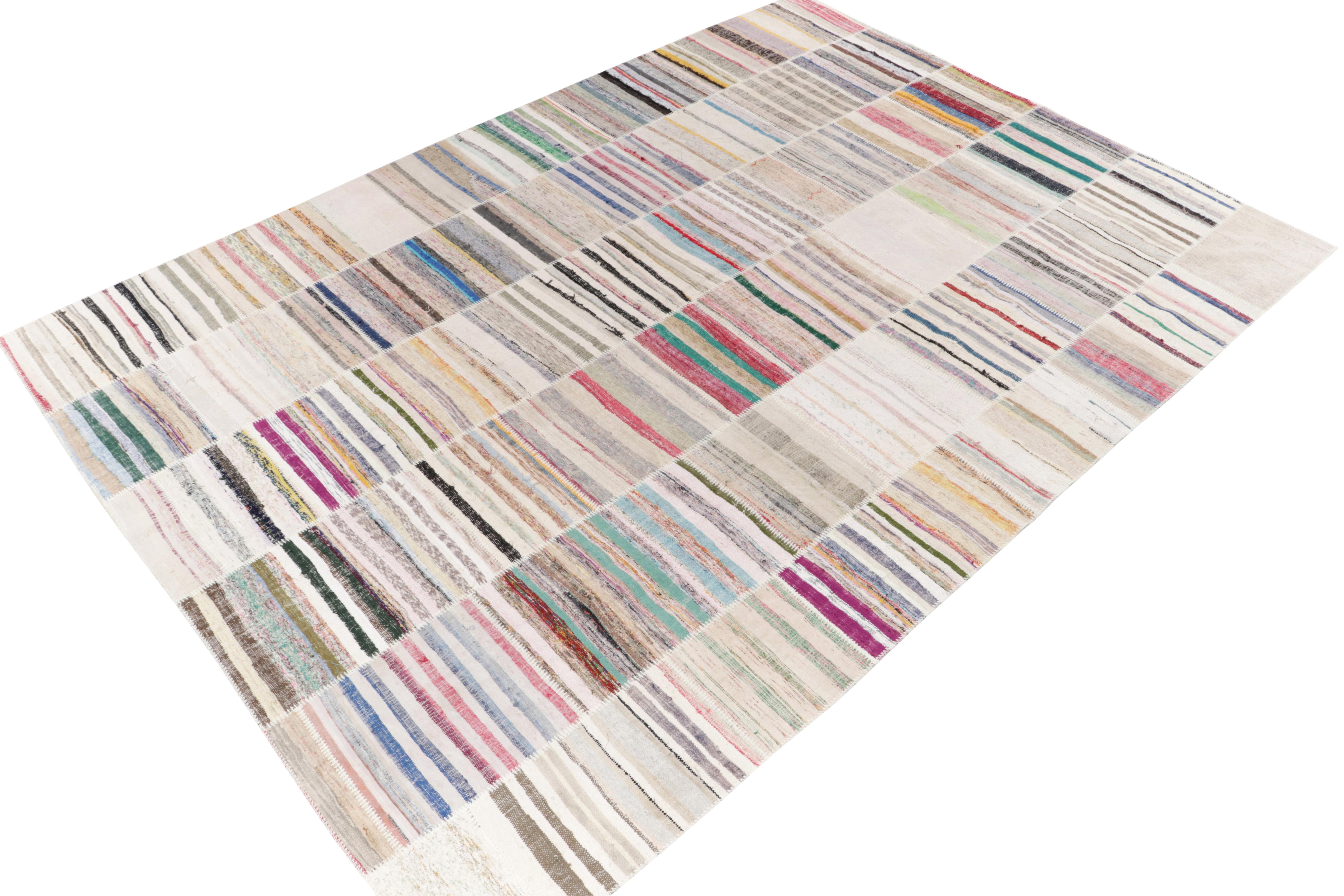 Rug & Kilim's handgewebter moderner Patchwork-Kilimteppich in mehrfarbiger Streifung (Moderne) im Angebot