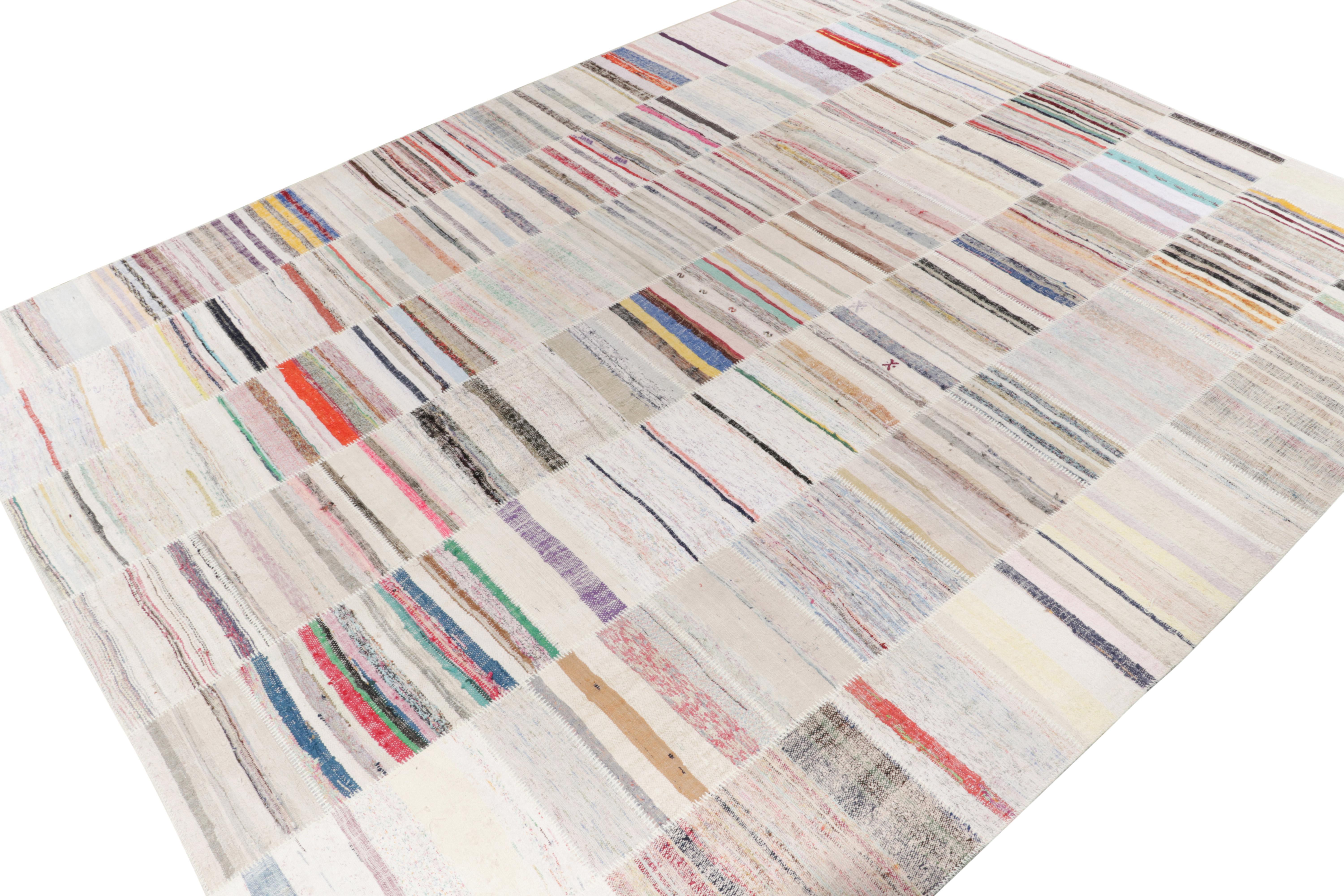 Mid-Century Modern Rug & Kilim's Tapis Kilim moderne en patchwork tissé à la main à rayures multicolores en vente