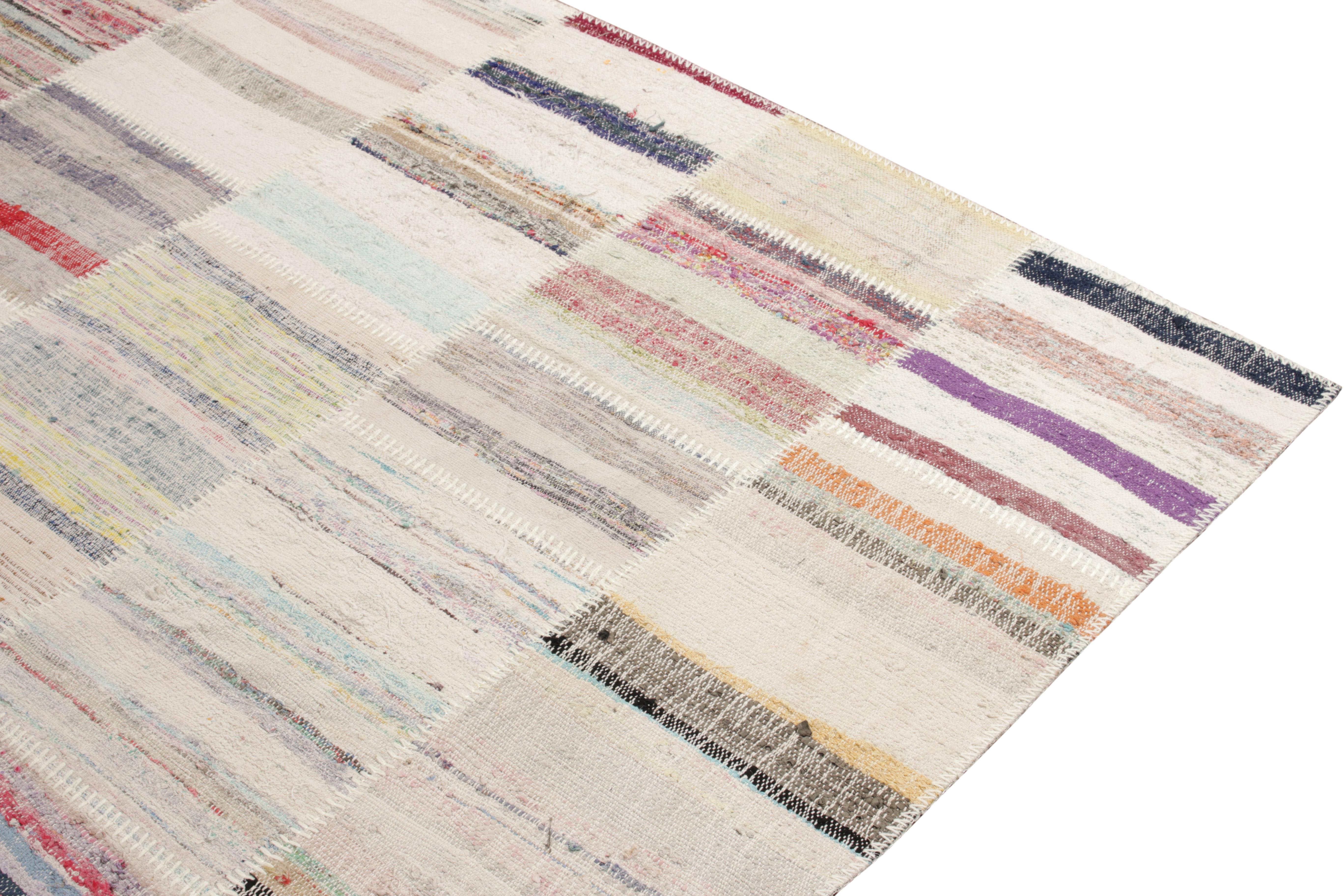 Rug & Kilim's handgewebter moderner Patchwork-Kilimteppich in mehrfarbiger Streifung (Türkisch) im Angebot