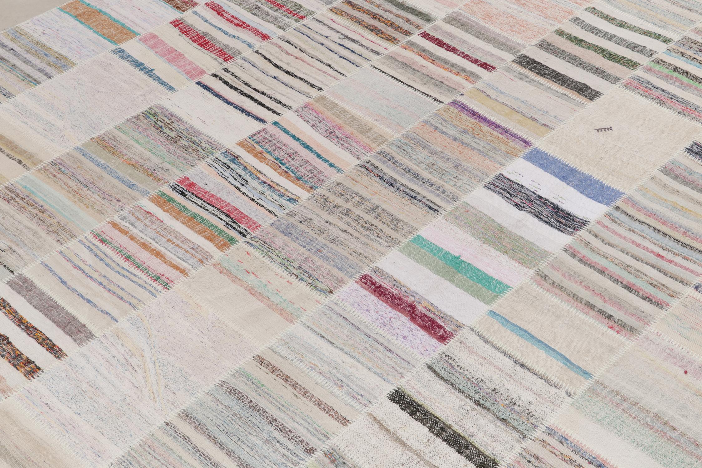 Rug & Kilim's handgewebter moderner Patchwork-Kilimteppich in mehrfarbiger Streifung (Indisch) im Angebot