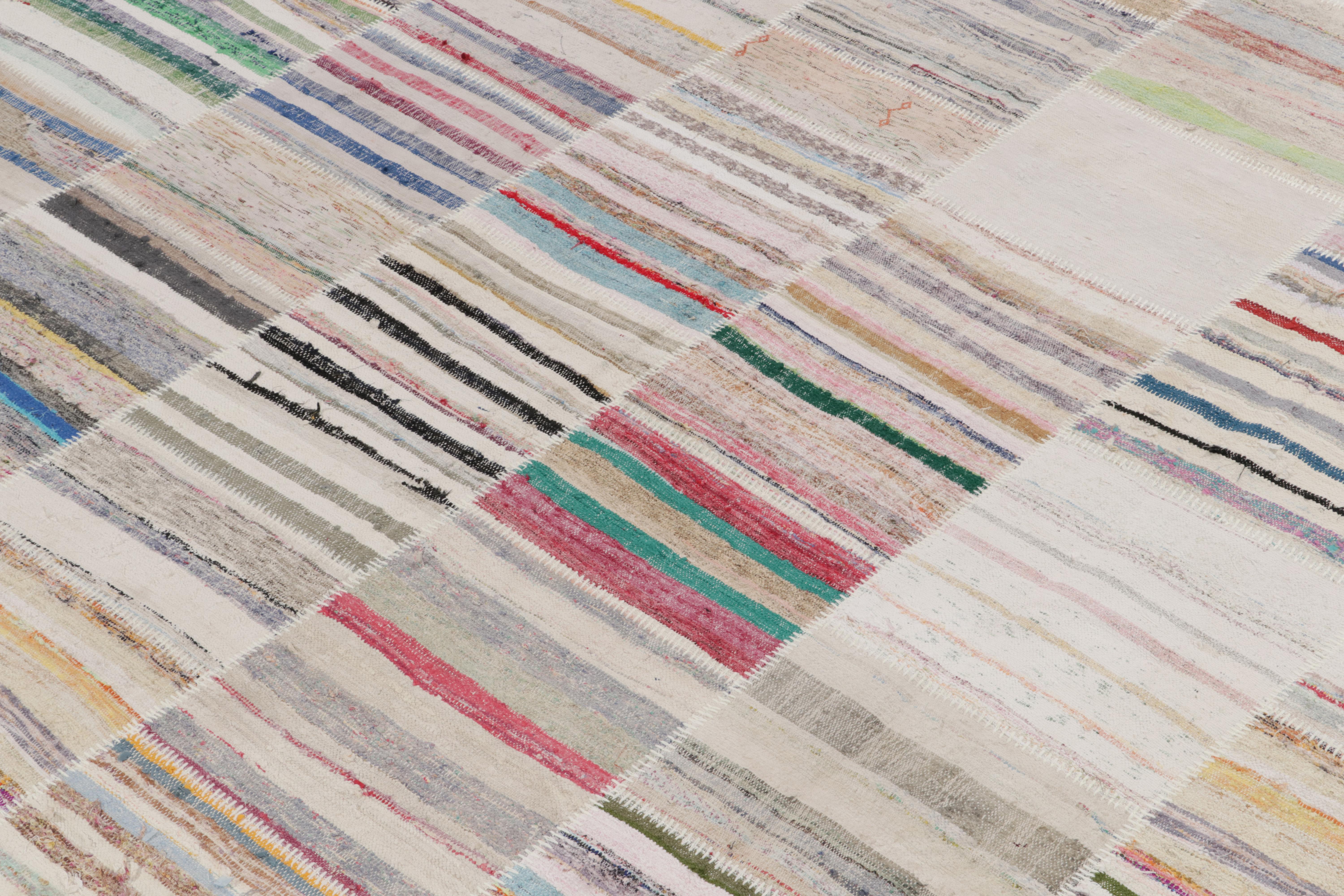 Rug & Kilim's handgewebter moderner Patchwork-Kilimteppich in mehrfarbiger Streifung (Indisch) im Angebot