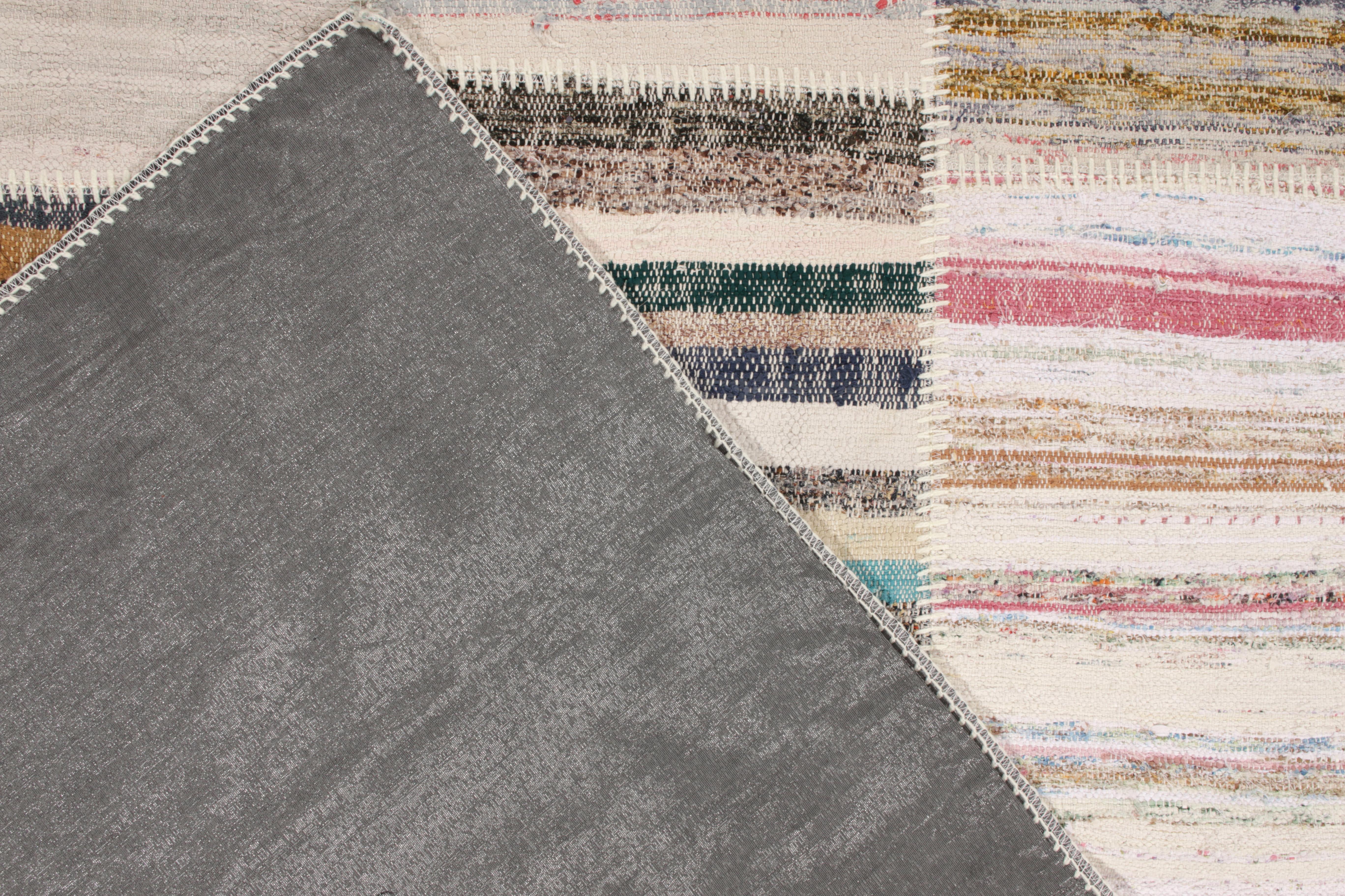 Rug & Kilim's handgewebter moderner Patchwork-Kilimteppich in mehrfarbiger Streifung (Handgeknüpft) im Angebot