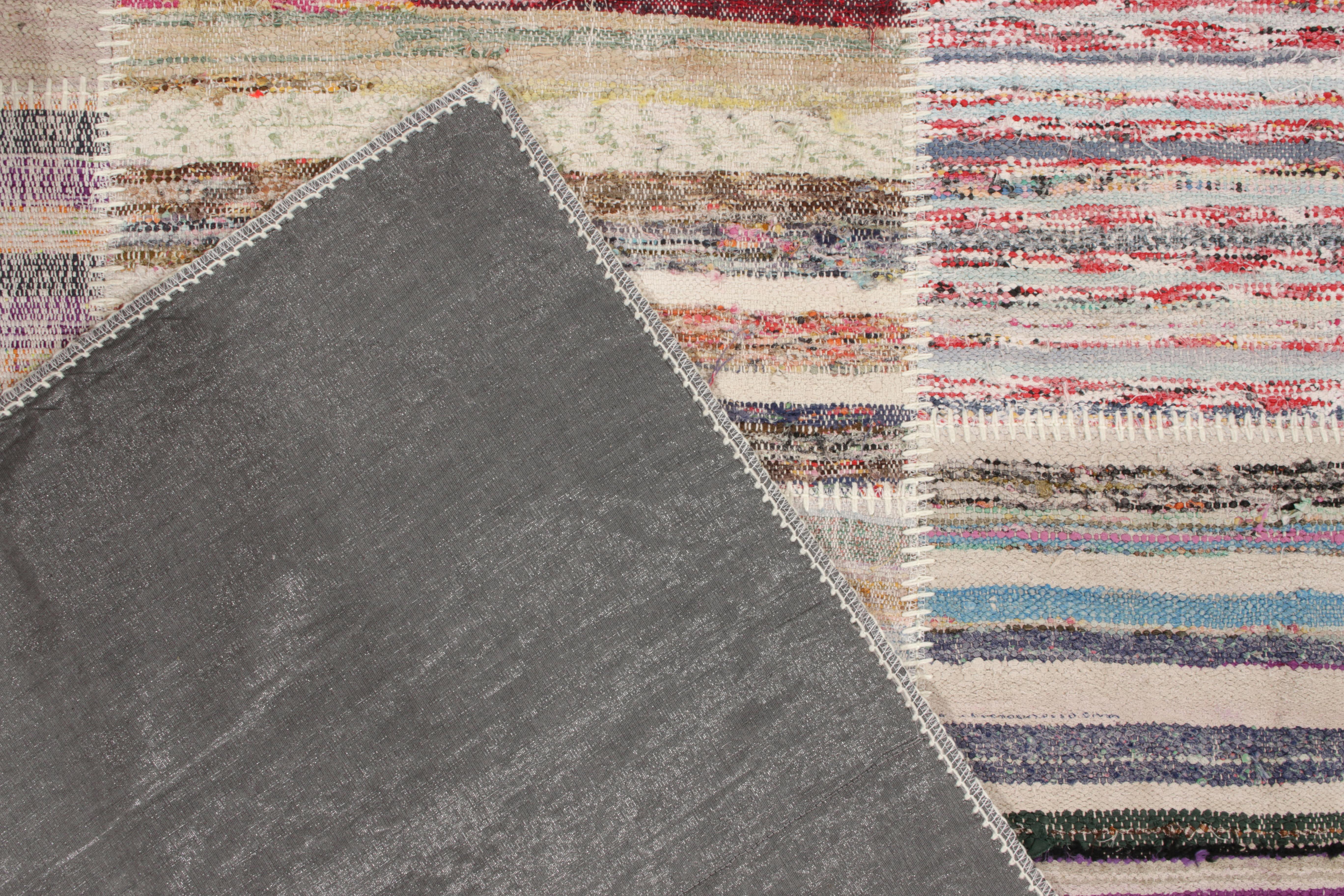 Rug & Kilim's handgewebter moderner Patchwork-Kilimteppich in mehrfarbiger Streifung (Handgeknüpft) im Angebot