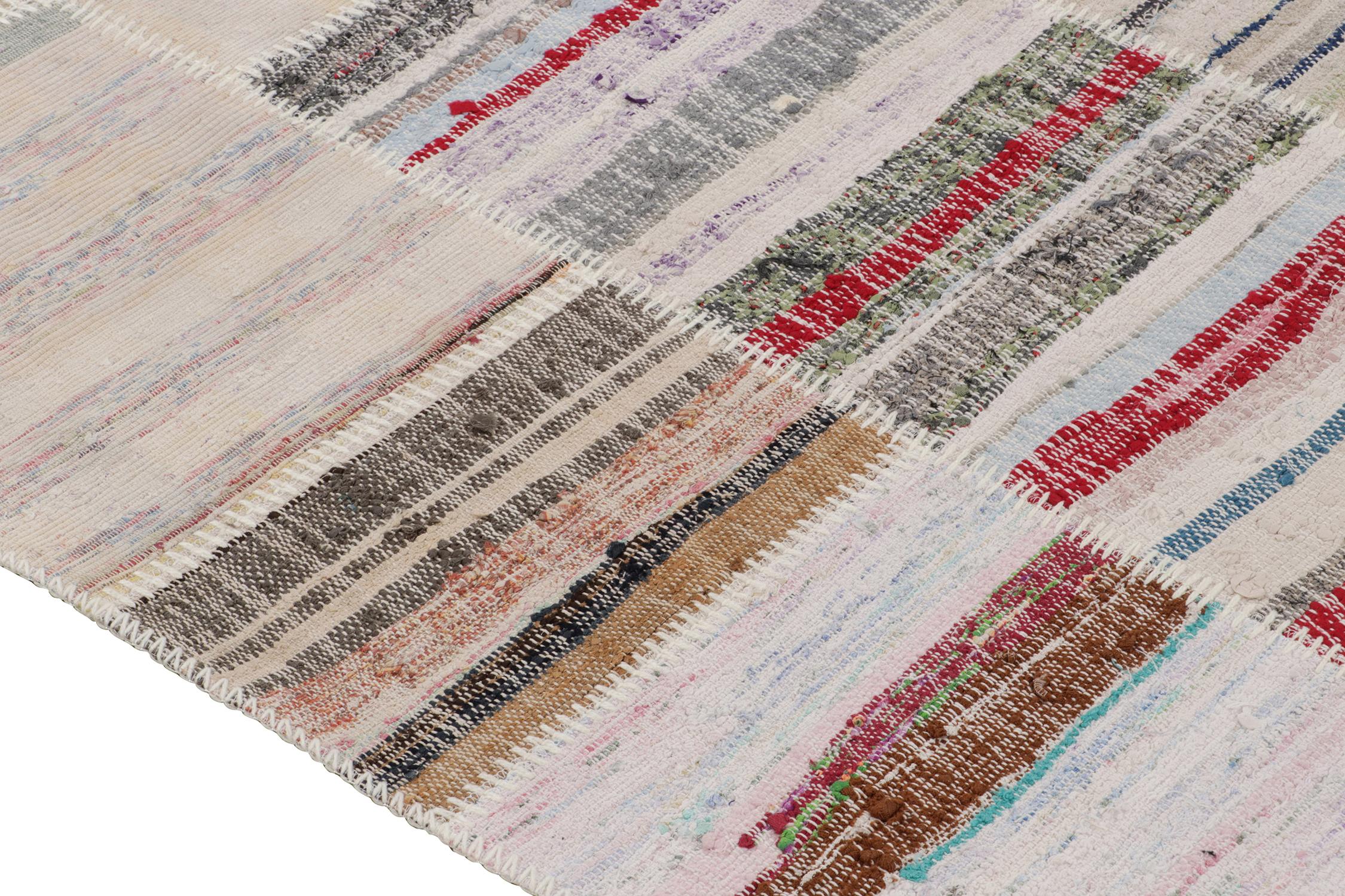 Rug & Kilim's handgewebter moderner Patchwork-Kilimteppich in mehrfarbiger Streifung (Handgeknüpft) im Angebot