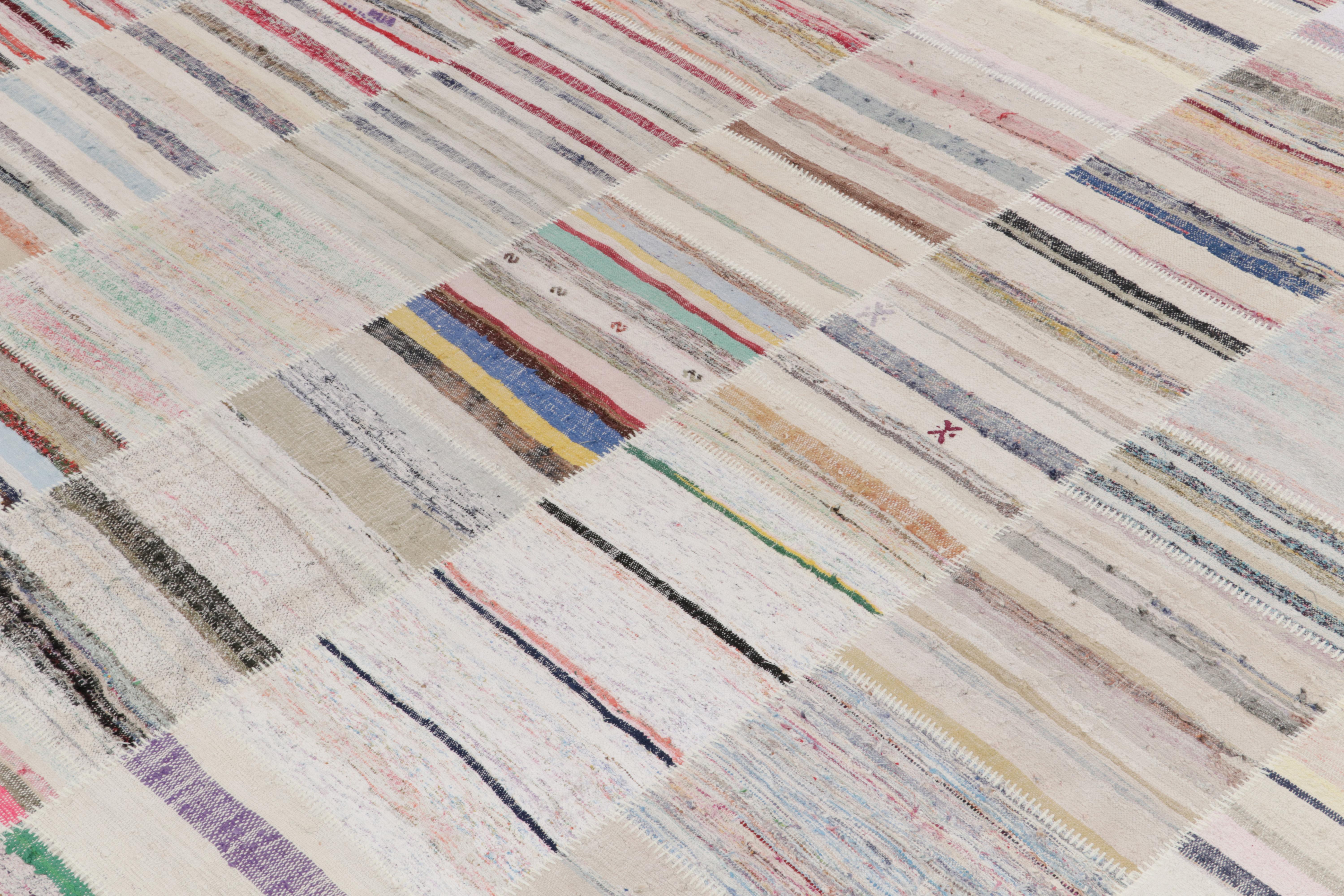 Noué à la main Rug & Kilim's Tapis Kilim moderne en patchwork tissé à la main à rayures multicolores en vente