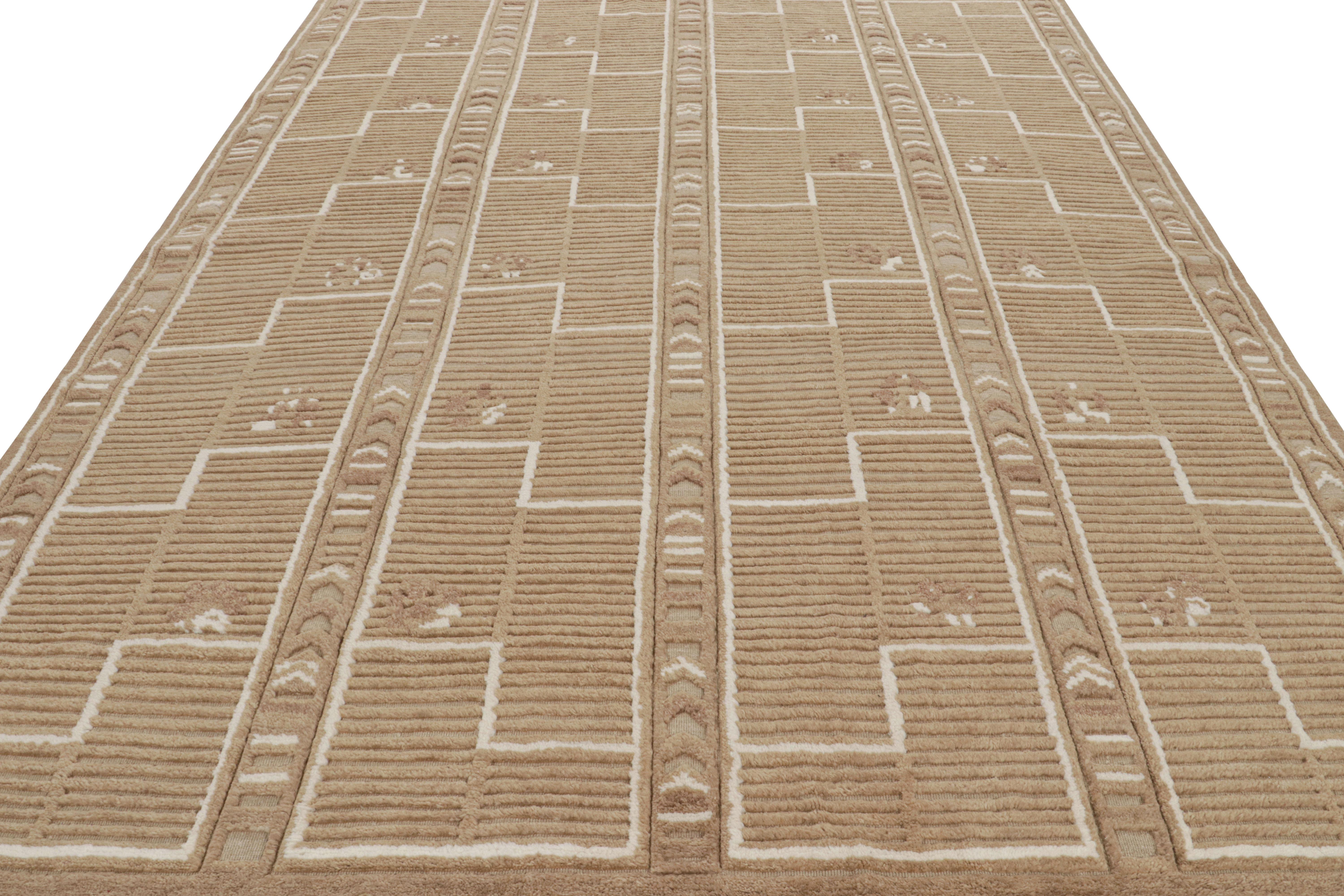 Rug & Kilim's hoher Teppich im skandinavischen Stil mit beige-braunen, geometrischen Mustern (Skandinavische Moderne) im Angebot