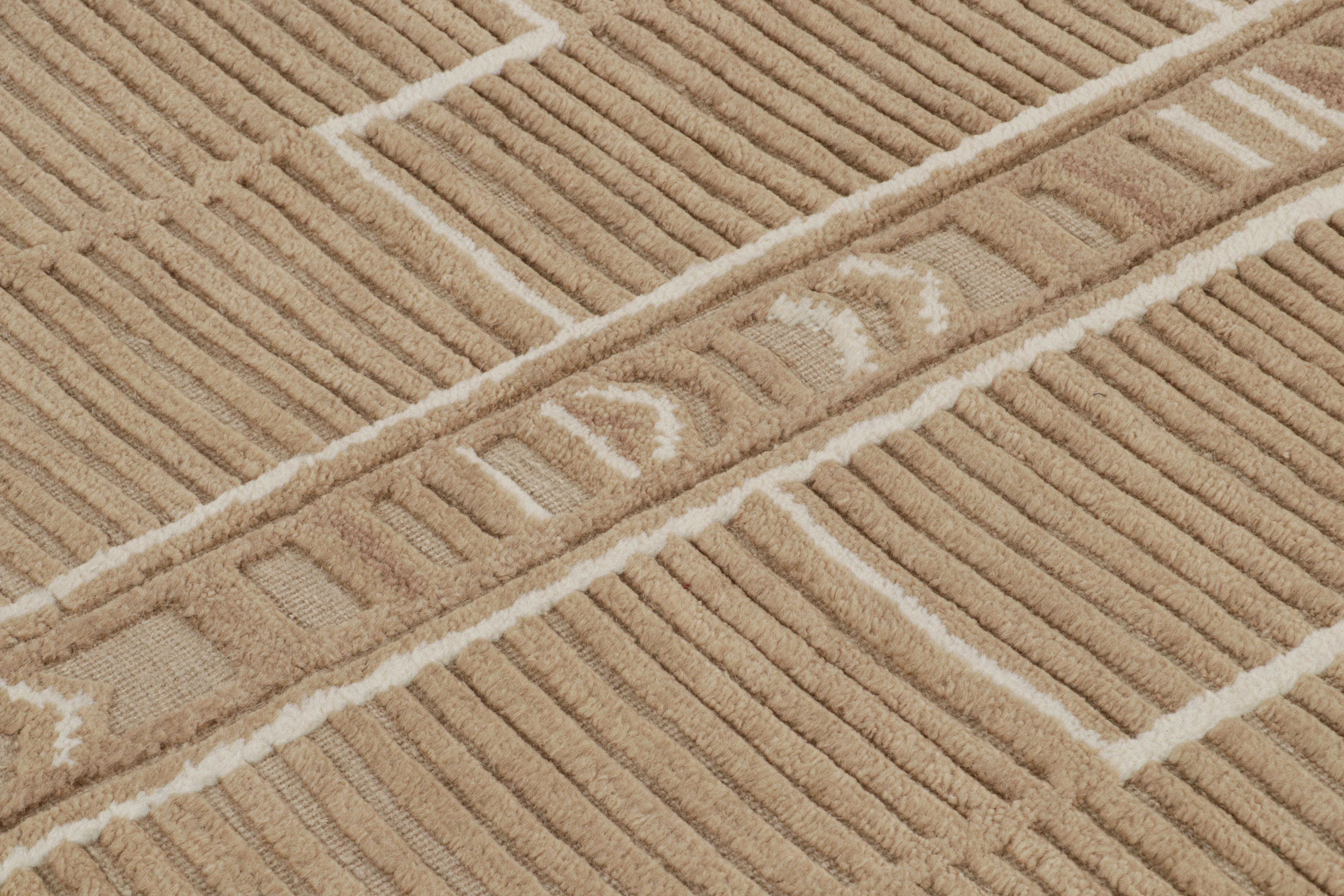 Rug & Kilim's hoher Teppich im skandinavischen Stil mit beige-braunen, geometrischen Mustern (Indisch) im Angebot
