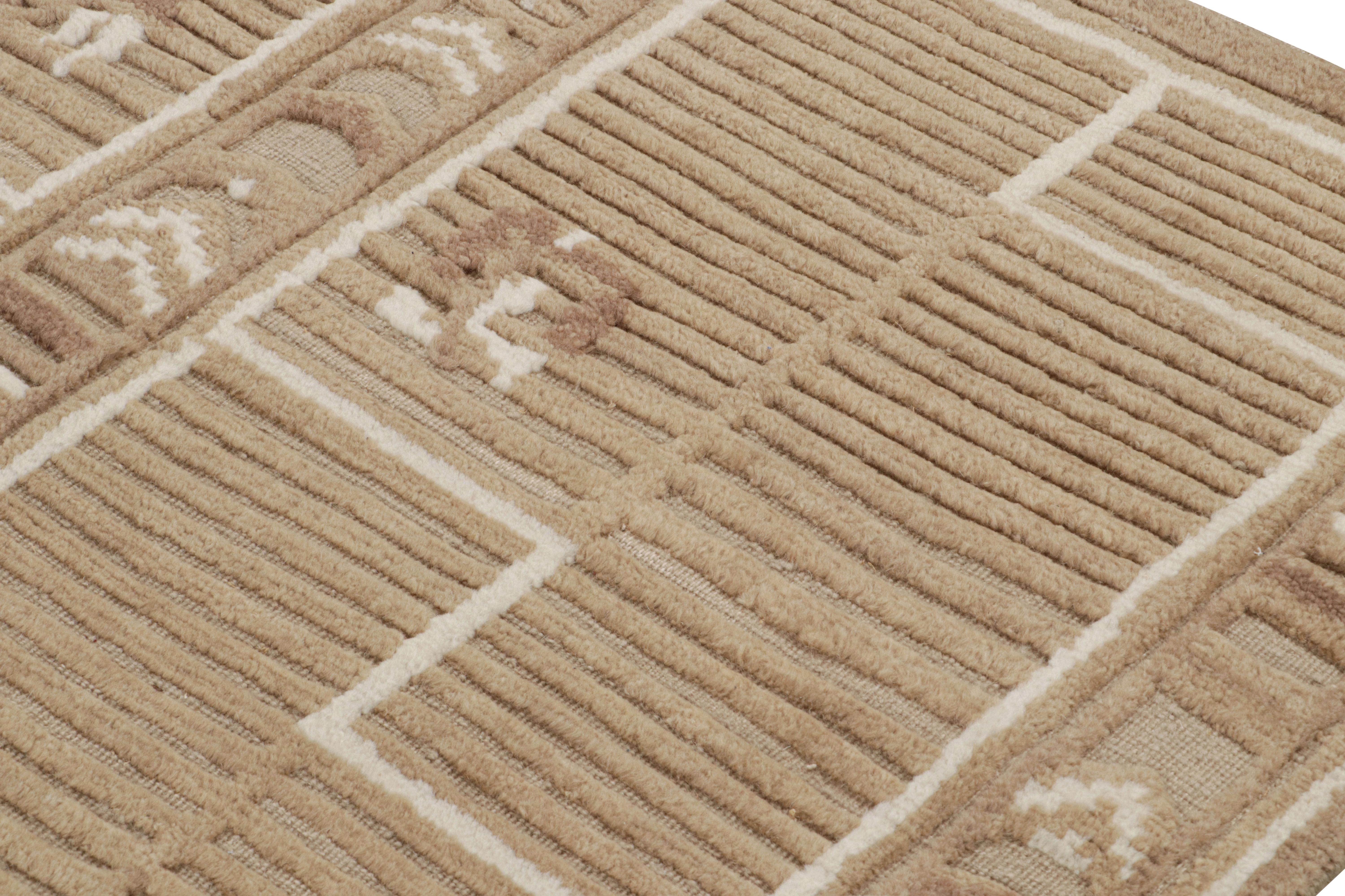 Rug & Kilim's hoher Teppich im skandinavischen Stil mit beige-braunen, geometrischen Mustern (Handgeknüpft) im Angebot