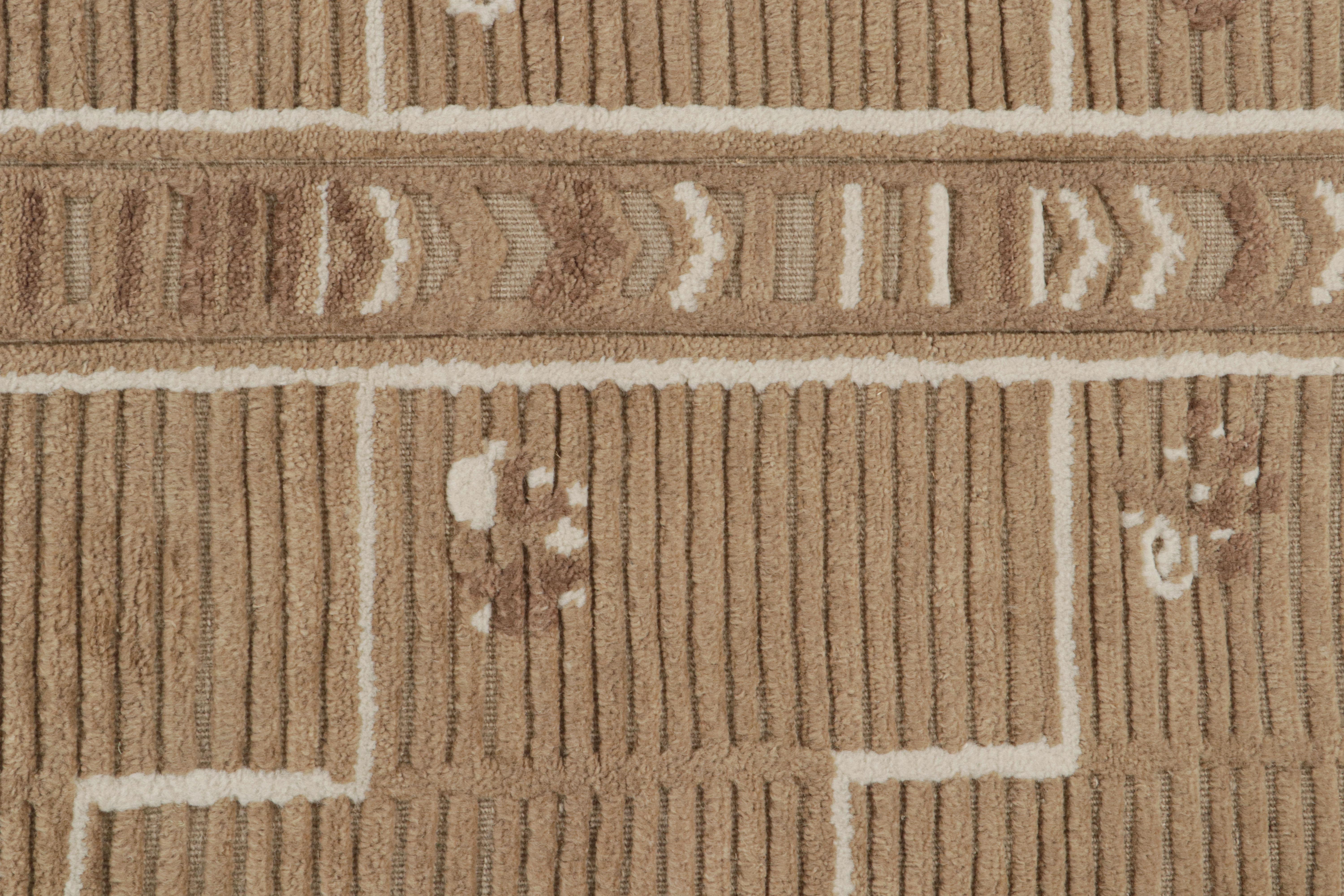Rug & Kilim's hoher Teppich im skandinavischen Stil mit beige-braunen, geometrischen Mustern im Zustand „Neu“ im Angebot in Long Island City, NY