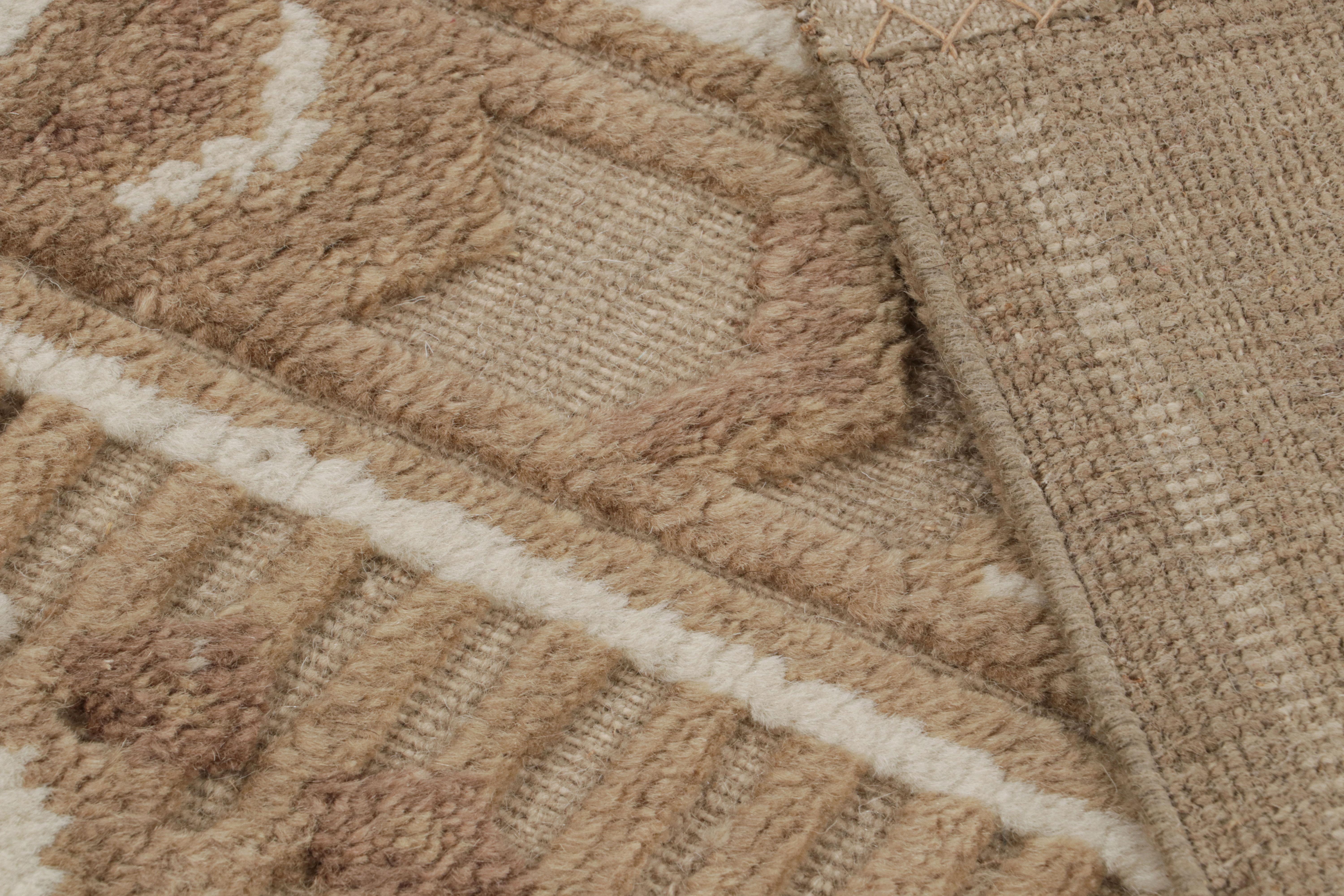 Rug & Kilim's hoher Teppich im skandinavischen Stil mit beige-braunen, geometrischen Mustern (21. Jahrhundert und zeitgenössisch) im Angebot