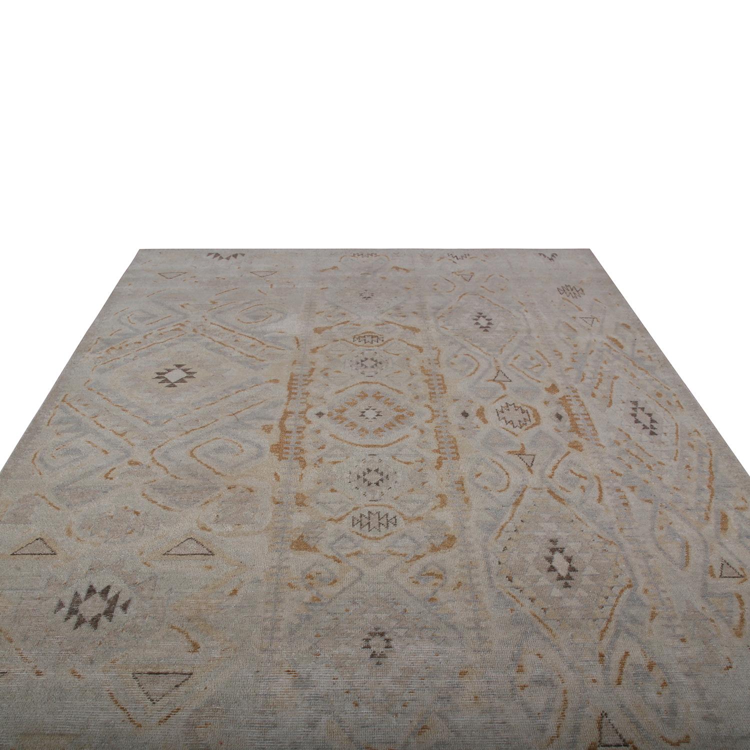 Dieses geometrische Stück gehört zu den jüngsten Ergänzungen der Homage Collection'S von Rug & Kilim, einem ehrgeizigen, kundenorientierten Ansatz, der eine beispiellose Bandbreite internationaler Stile, darunter orientalische Muster mit frischen,