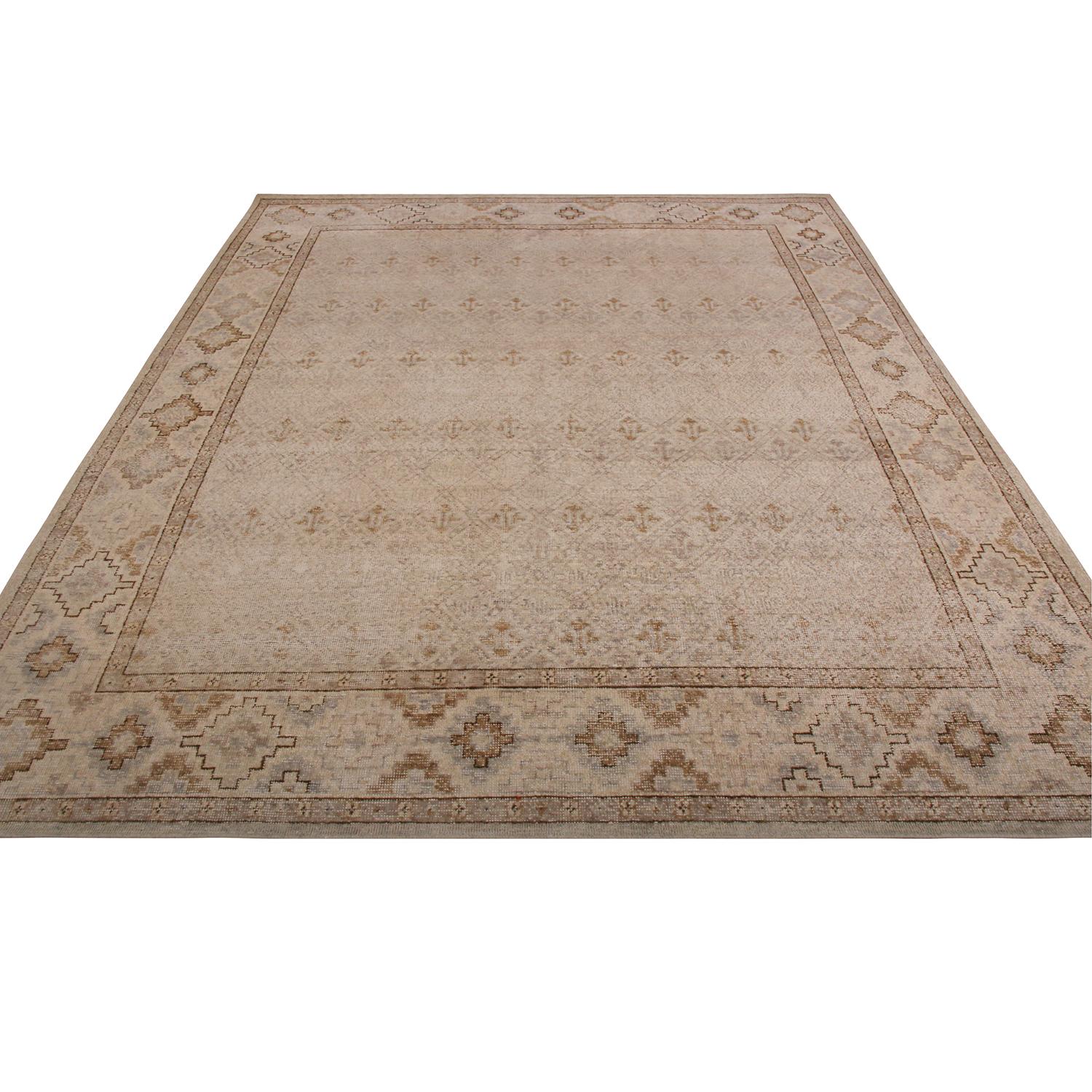 Esta pieza geométrica de inspiración clásica se une a las últimas incorporaciones a la colección Homage de Rug & Kilim, un ambicioso enfoque personalizado para recuperar y reinventar una gama sin precedentes de estilos internacionales, incluidos