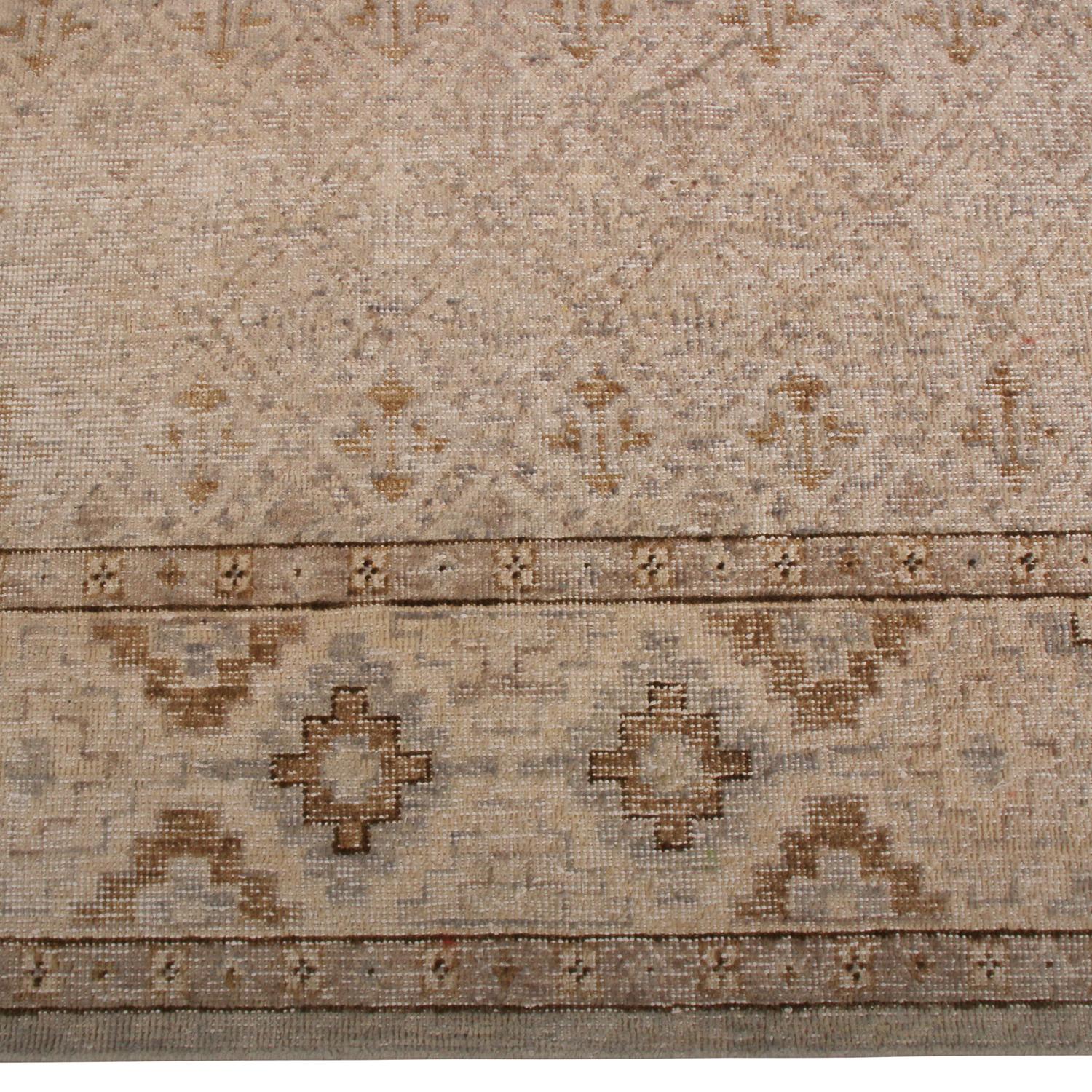 Alfombra geométrica a medida de lana beige, marrón y gris de Rug & Kilim Moderno en venta