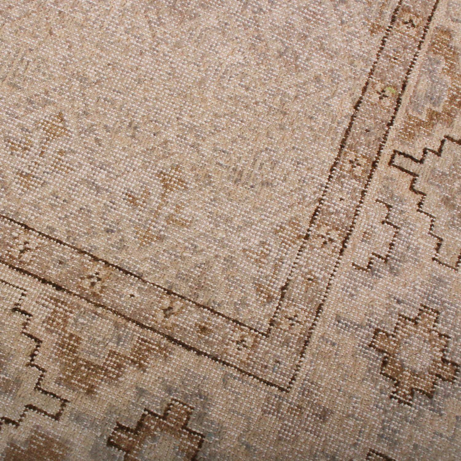 Alfombra geométrica a medida de lana beige, marrón y gris de Rug & Kilim Indio en venta