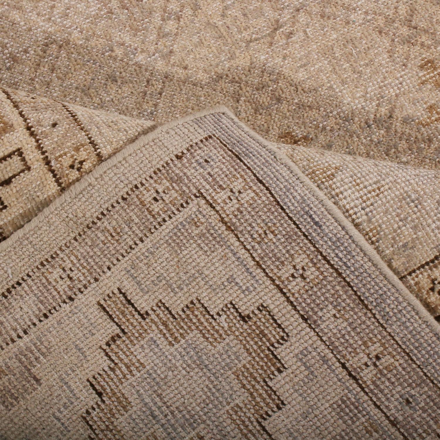 Teppich & Kelim's Homage Geometrischer Beige-Braun und Grauer maßgefertigter Wollteppich (Handgeknüpft) im Angebot