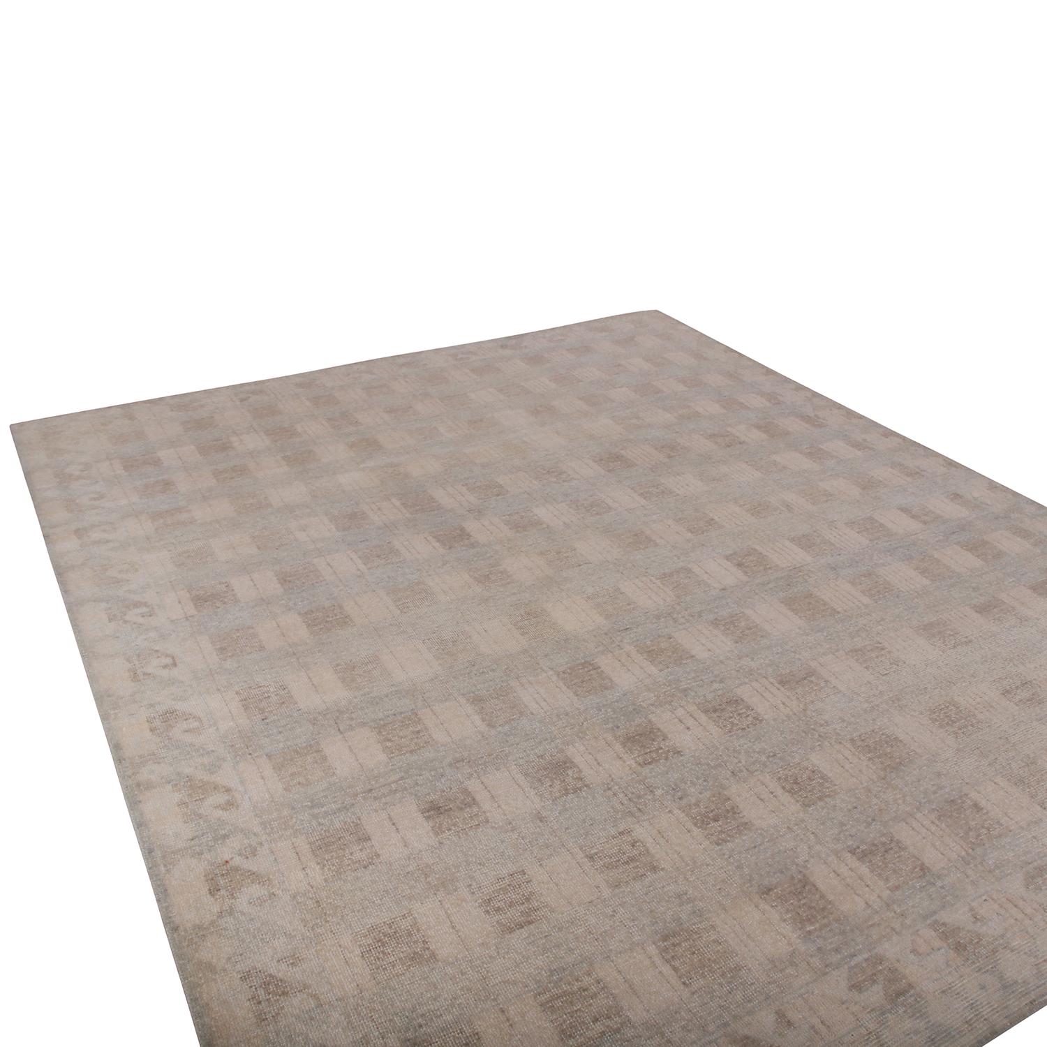 Esta pieza geométrica se une a las últimas incorporaciones a la colección de homenajes de Rug & Kilim, un ambicioso enfoque con capacidad de personalización para recapturar y reinventar una gama sin precedentes de estilos internacionales, incluidos