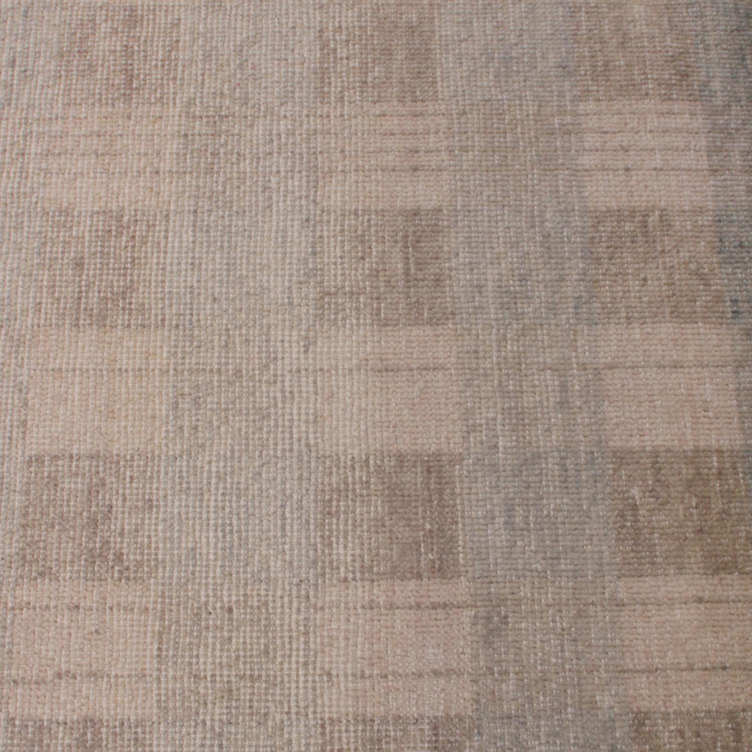 Teppich & Kilims Homage Geometrischer beiger und brauner Wollteppich (Moderne) im Angebot