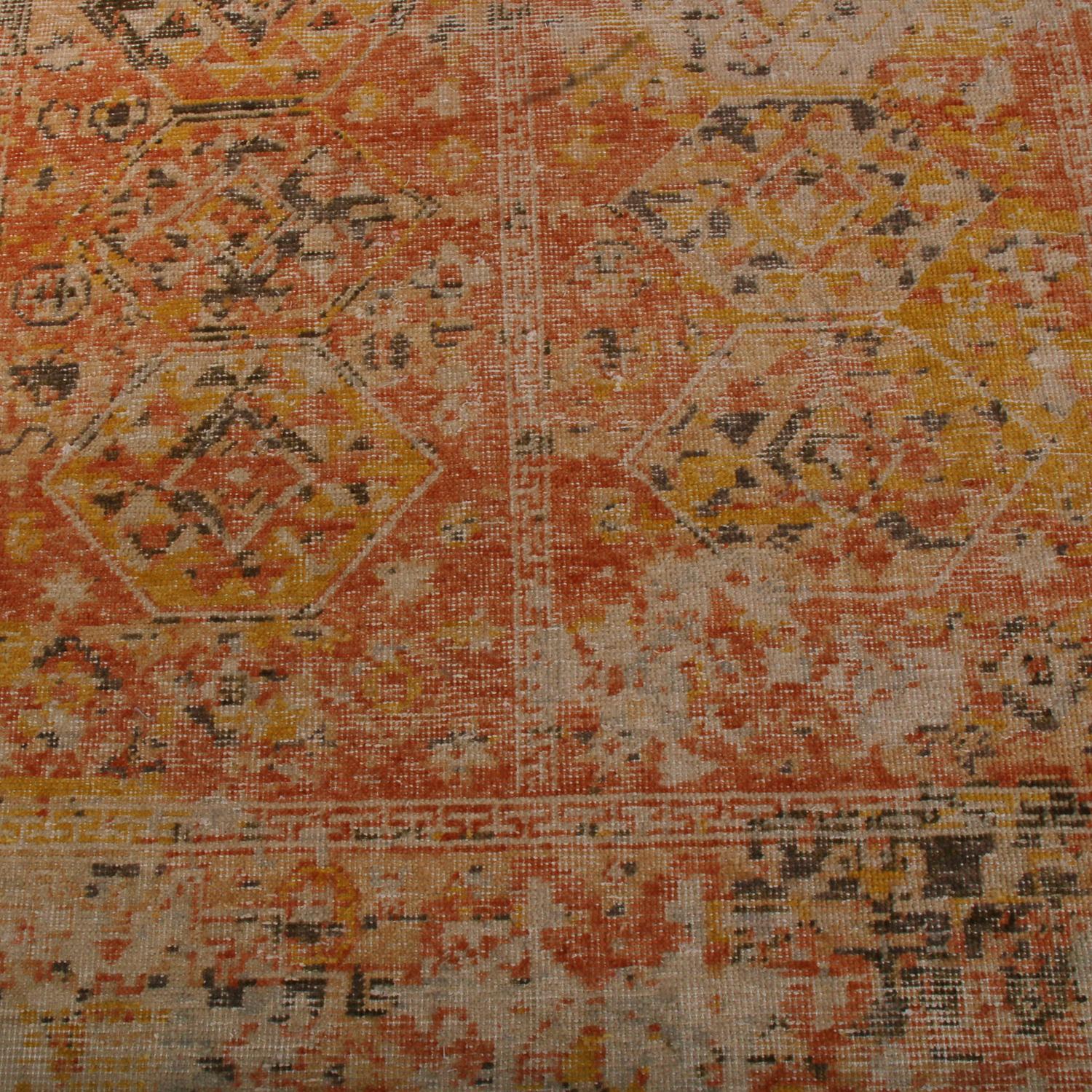 Teppich & Kilims Homage Geometrischer beige-grauer, gelber und rosafarbener Wollteppich (Indisch) im Angebot