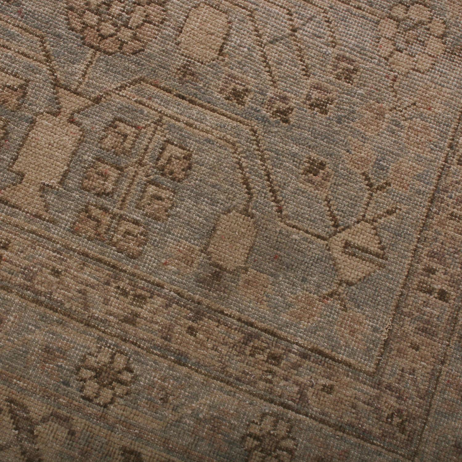 Questo pezzo geometrico si aggiunge alle ultime novità della Homage Collect di Rug & Kilim, un approccio ambizioso e personalizzabile per recuperare e reinventare una gamma senza precedenti di stili internazionali, compresi i motivi orientali con