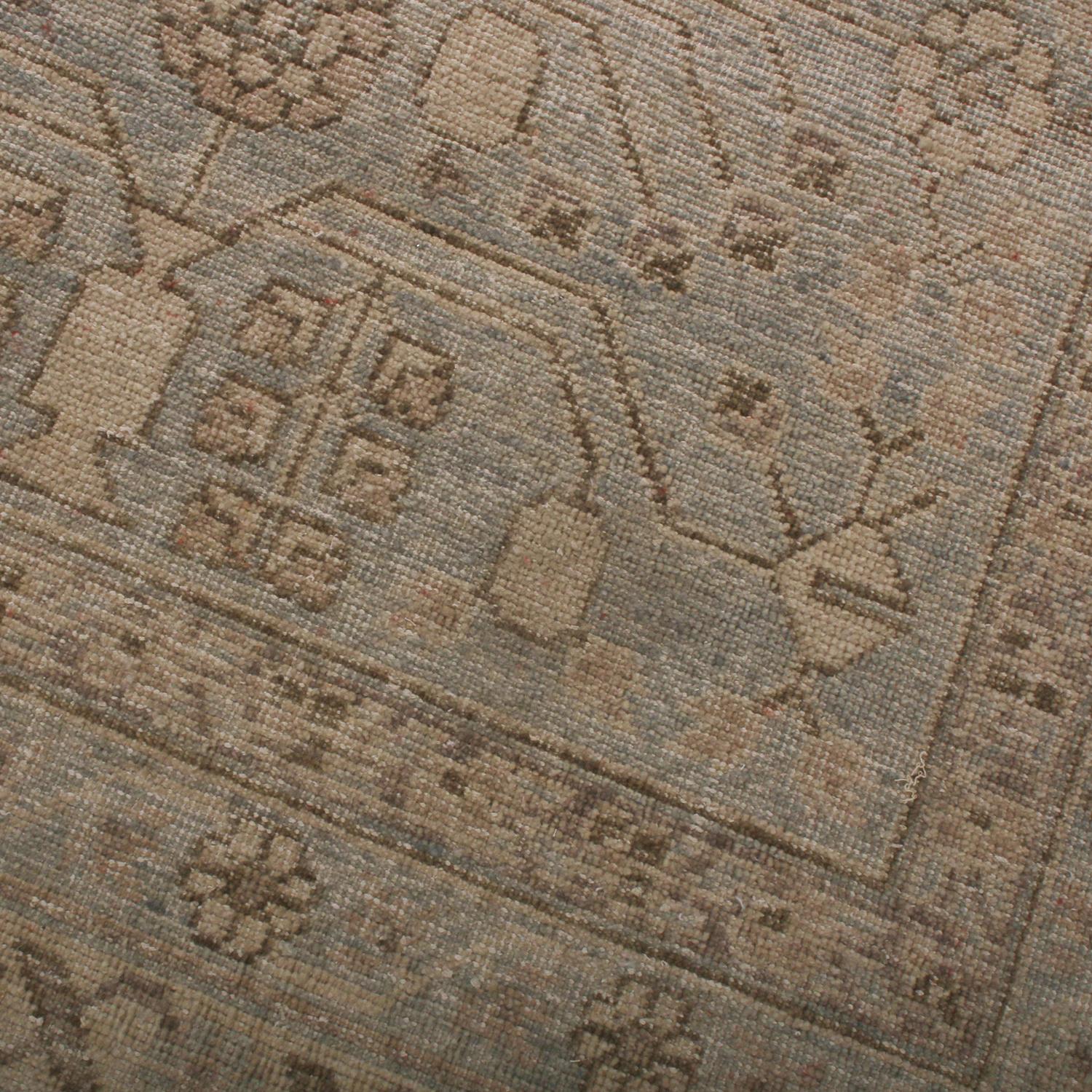 Dieses geometrische Stück gehört zu den jüngsten Ergänzungen der Homage Collect von Rug & Kilim, einem ehrgeizigen, kundenspezifischen Ansatz, der eine beispiellose Bandbreite internationaler Stile, einschließlich orientalischer Muster mit frischen,