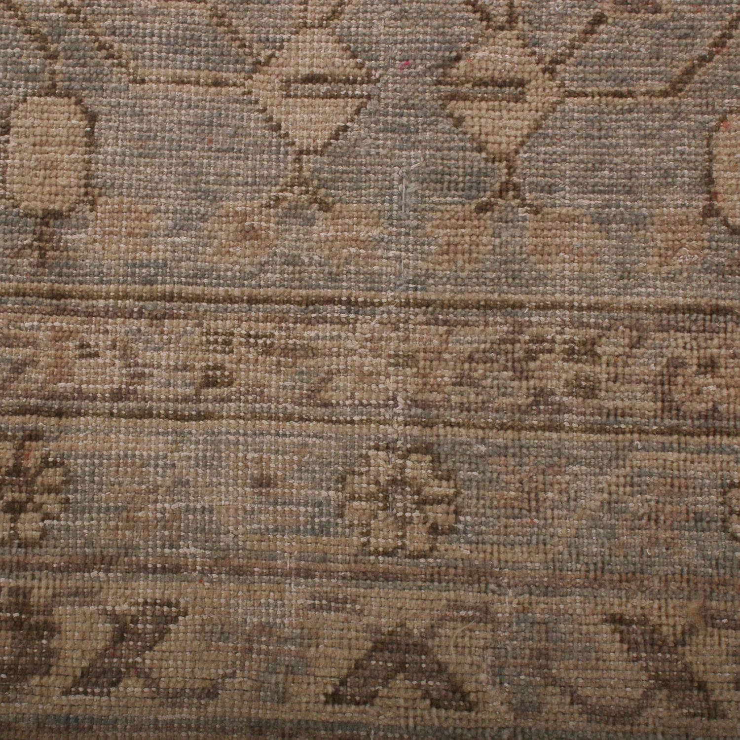 Moderno Rug & Kilim: Tappeto geometrico floreale su misura in lana beige, marrone e blu in vendita