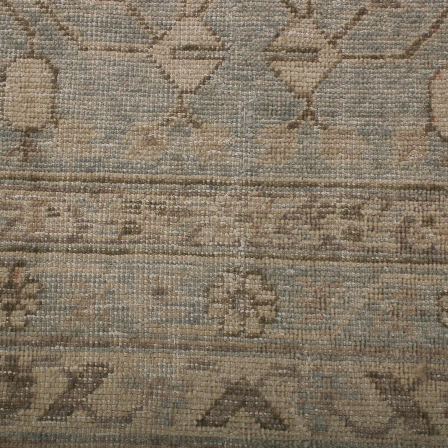 Teppich & Kilims Homage Geometrischer, geblümter Teppich in Beige, Braun und Blau aus Wolle (Moderne) im Angebot