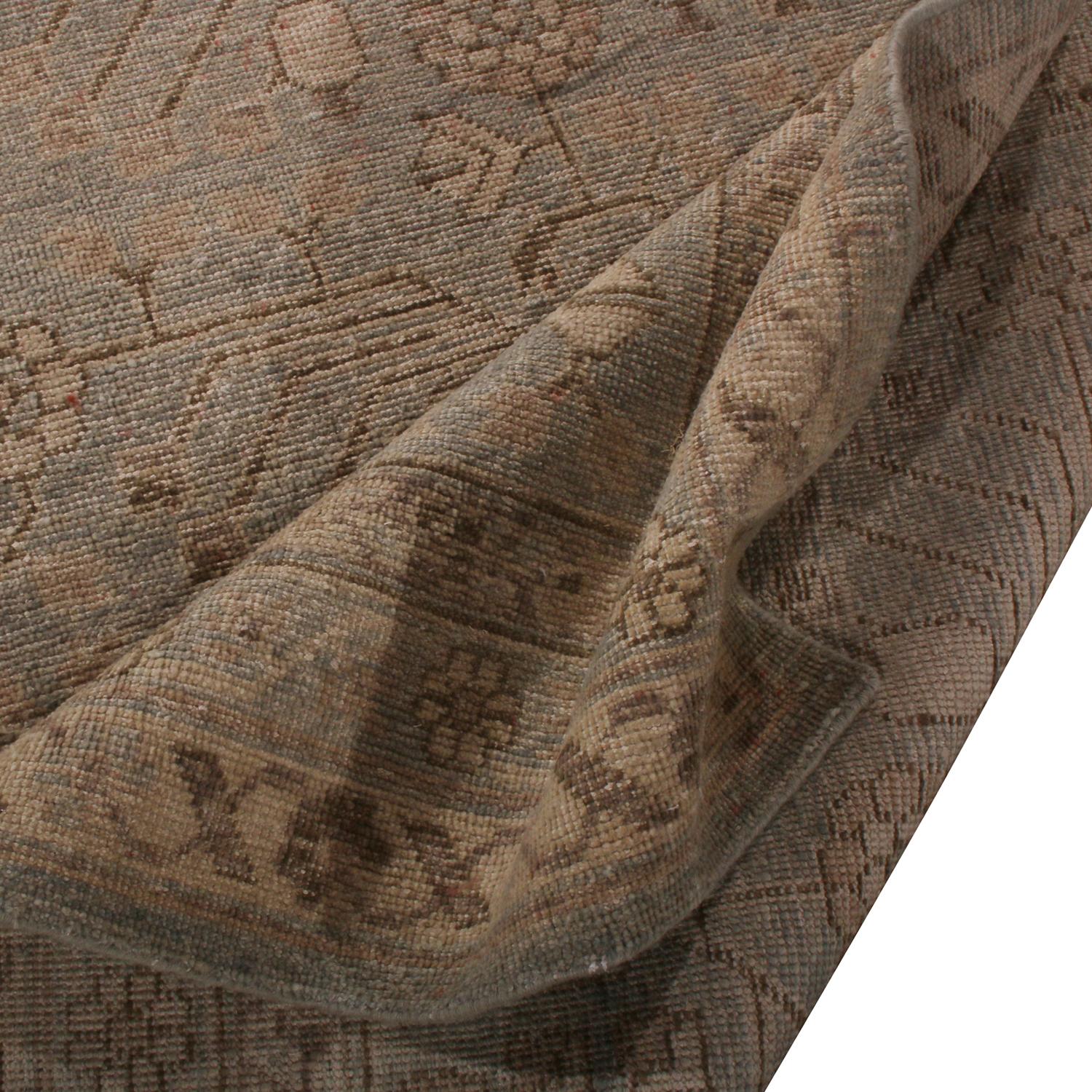 Indiano Rug & Kilim: Tappeto geometrico floreale su misura in lana beige, marrone e blu in vendita