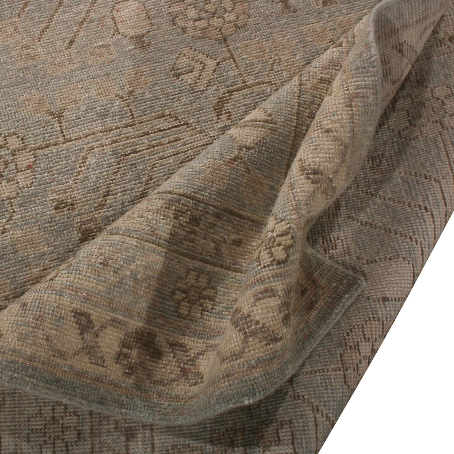 Teppich & Kilims Homage Geometrischer, geblümter Teppich in Beige, Braun und Blau aus Wolle (Indisch) im Angebot