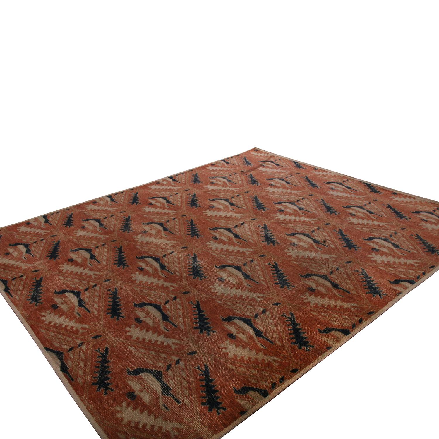 Questo pezzo geometrico si aggiunge alle ultime novità della Homage Collection di Rug & Kilim, un'ambiziosa enciclopedia di periodi personalizzabili che riprende e reinventa una gamma senza precedenti di stili internazionali, compresi i motivi